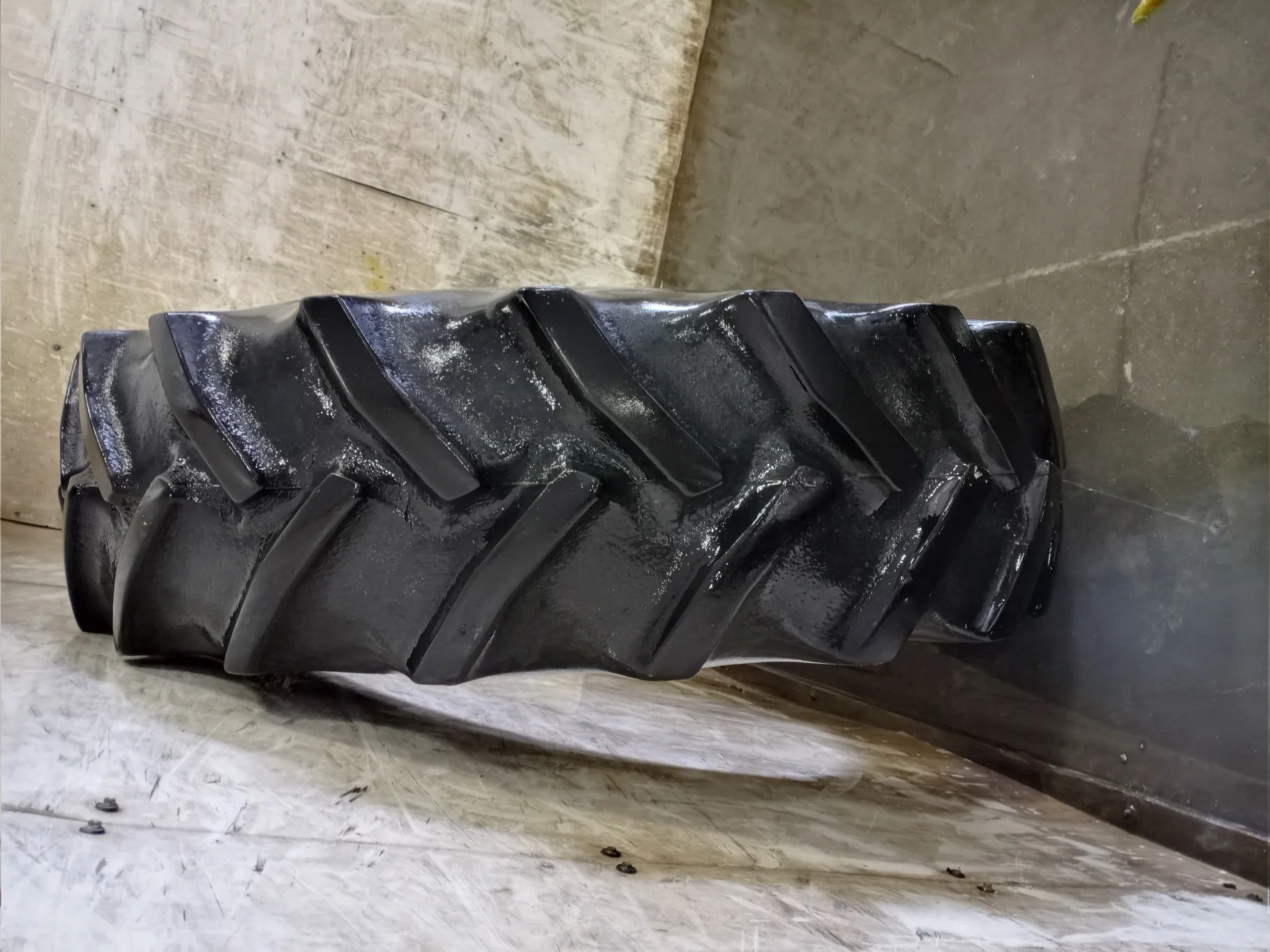 Used 70% 420/85R34 Goodyear Super Traction Radial R-1W (147B) (Stubble. Uneven road wear. Small side image 3