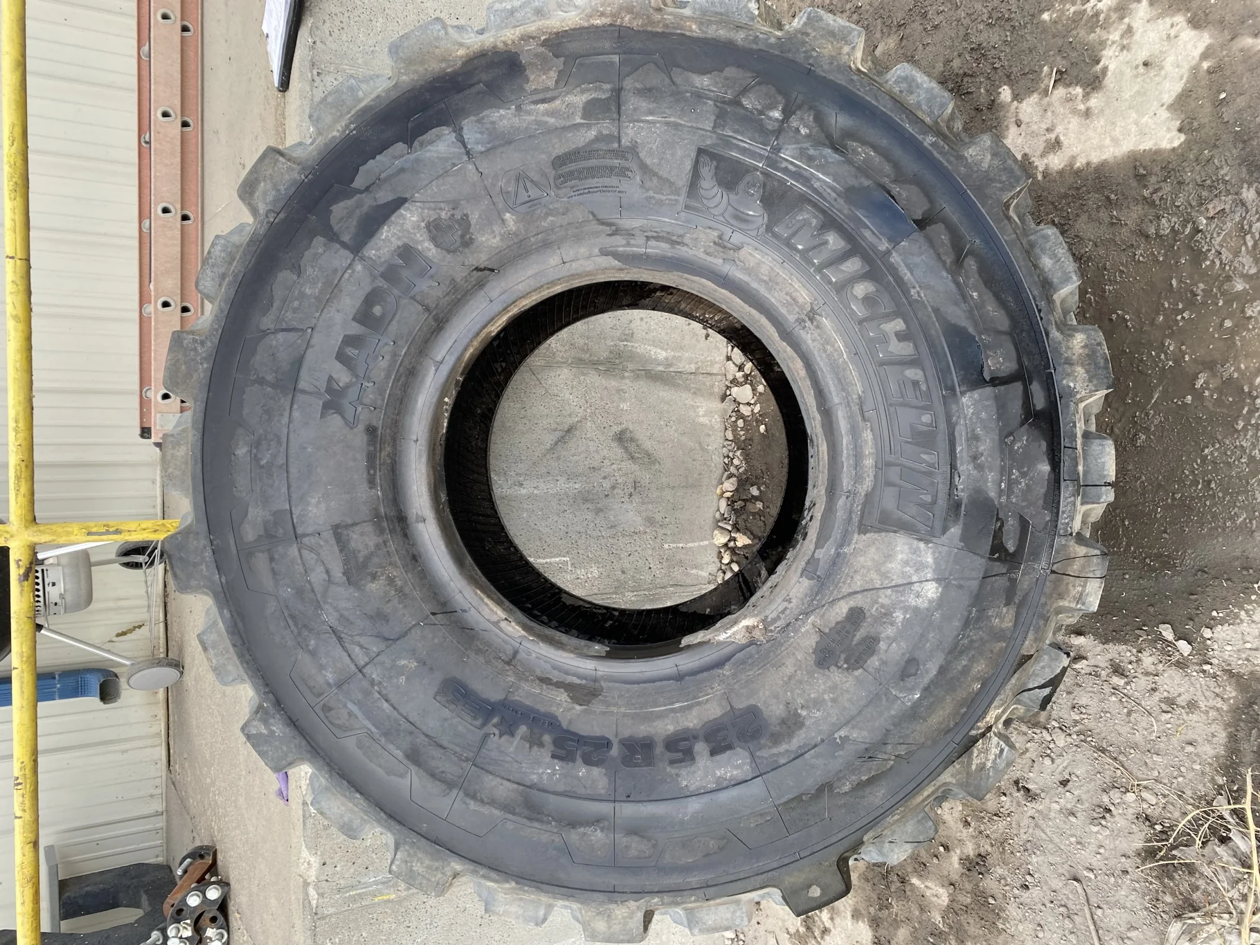 Used 90% 23.5R25 Michelin E3 XADN+   _x000D_
185B  _x000D_
(Lug Cuts, Sidewall Cuts, Cuts Between Lu