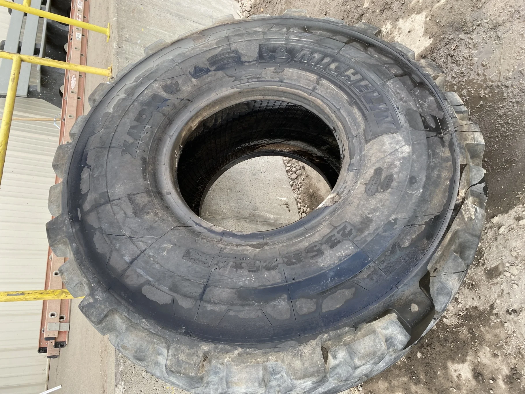 Used 90% 23.5R25 Michelin E3 XADN+   _x000D_
185B  _x000D_
(Lug Cuts, Sidewall Cuts, Cuts Between Lu image 2