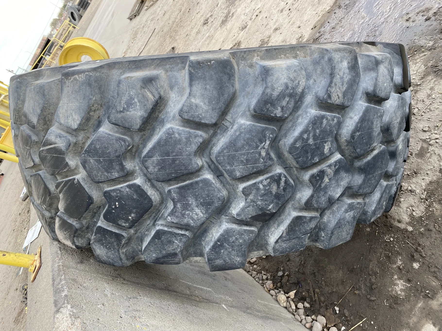 Used 90% 23.5R25 Michelin E3 XADN+   _x000D_
185B  _x000D_
(Lug Cuts, Sidewall Cuts, Cuts Between Lu image 3