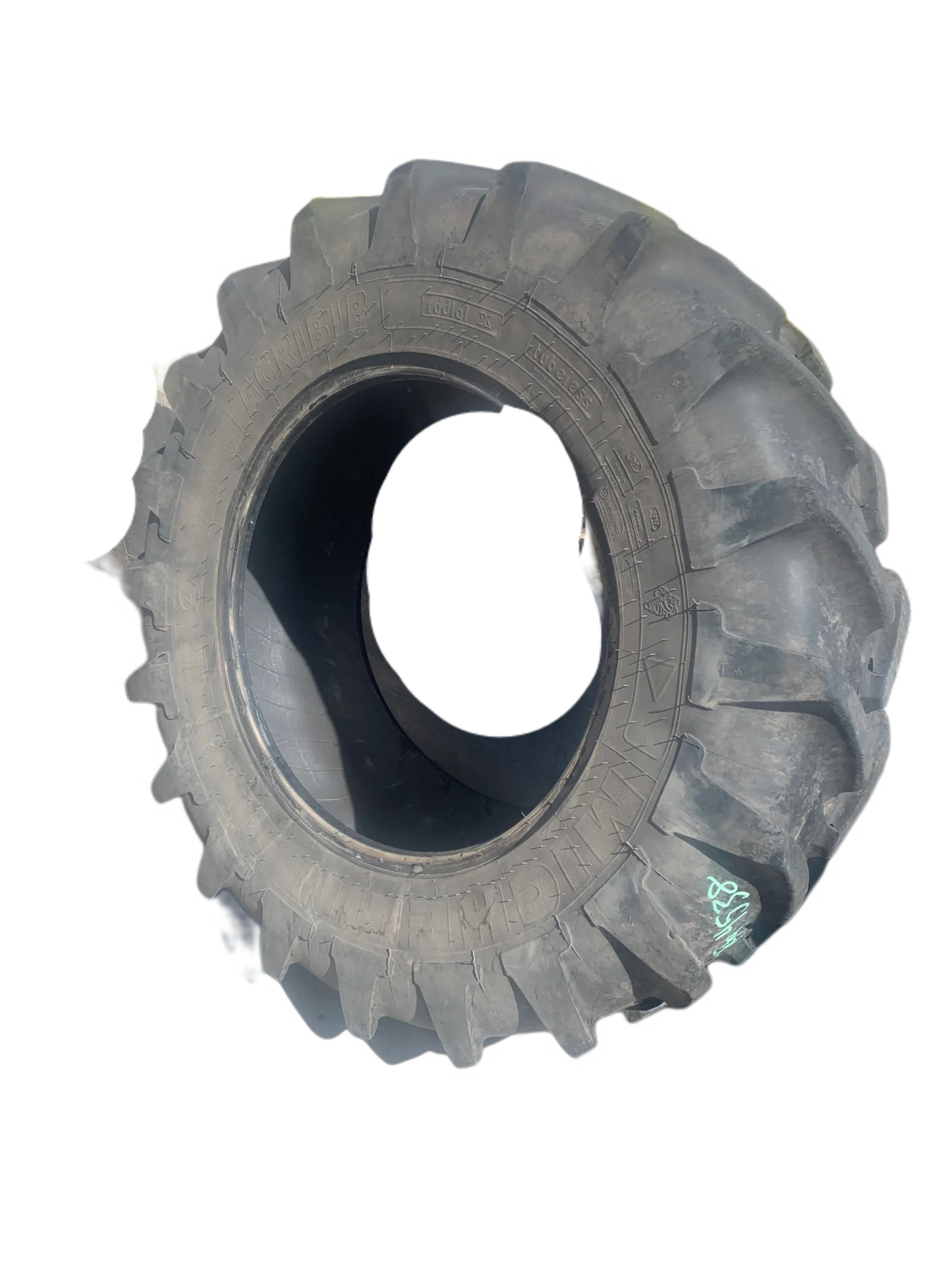 Used 60% 14.9R28 Michelin AgriBib R-1W (134A8/131B) TL - Good Condition  _x000D_
(Lug Cuts)