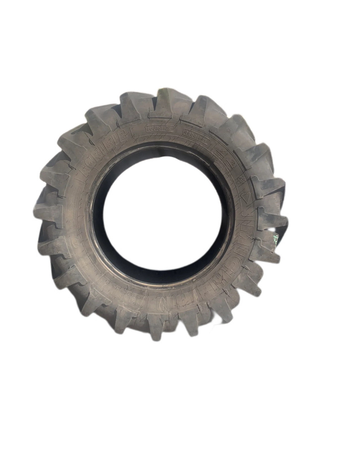 Used 60% 14.9R28 Michelin AgriBib R-1W (134A8/131B) TL - Good Condition  _x000D_
(Lug Cuts) image 2