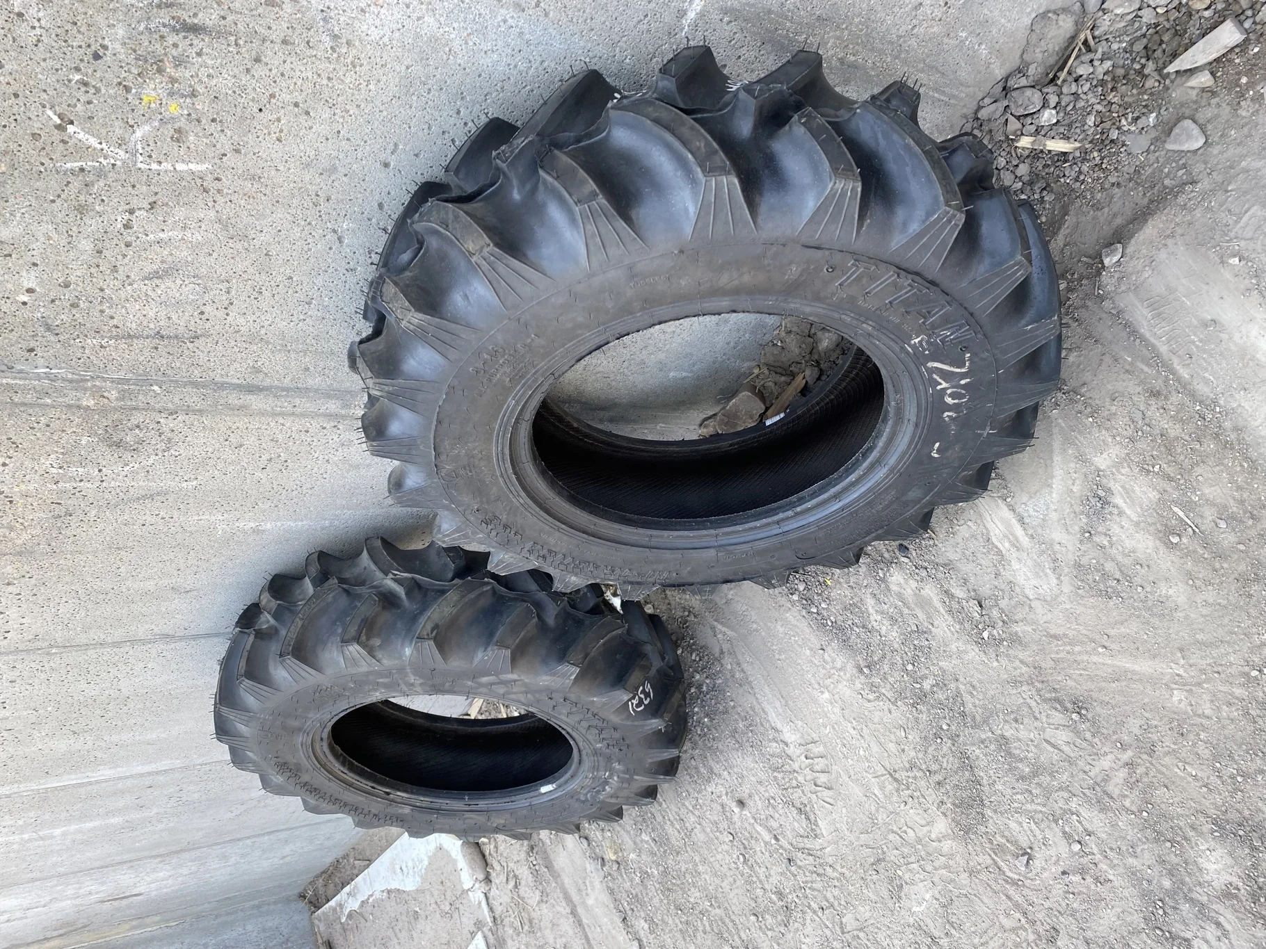 TAKE OFF 8-16 Titan Hi Traction Lug R-1 E (10 Ply) TL - Excellent Condition