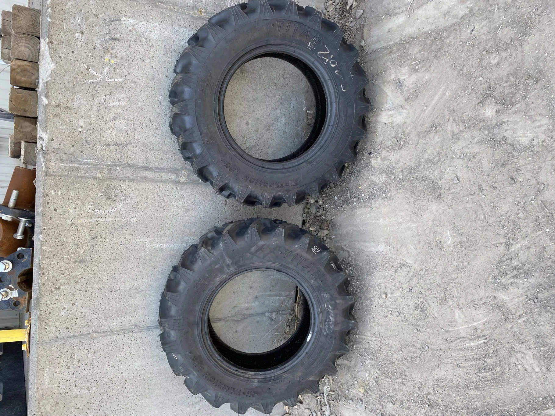 TAKE OFF 8-16 Titan Hi Traction Lug R-1 E (10 Ply) TL - Excellent Condition image 2