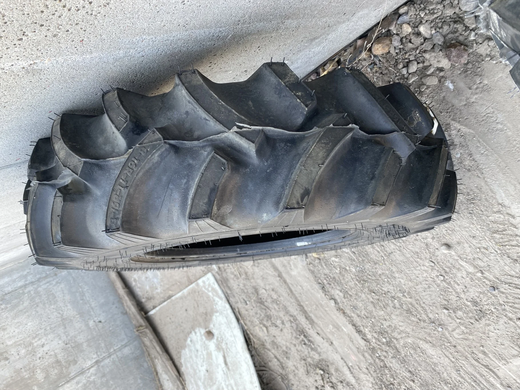 TAKE OFF 8-16 Titan Hi Traction Lug R-1 E (10 Ply) TL - Excellent Condition image 3