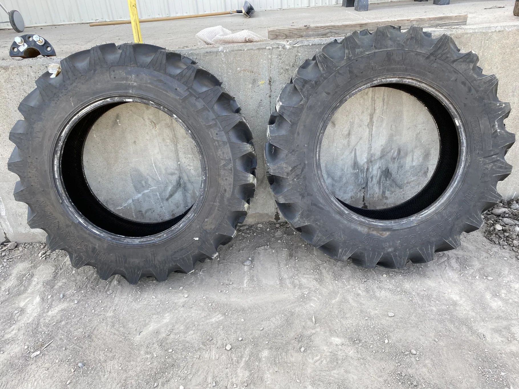 TAKE OFF 13.6-28 Titan Hi Traction Lug R-1 C(6Ply) TL -Excellent  Condition
