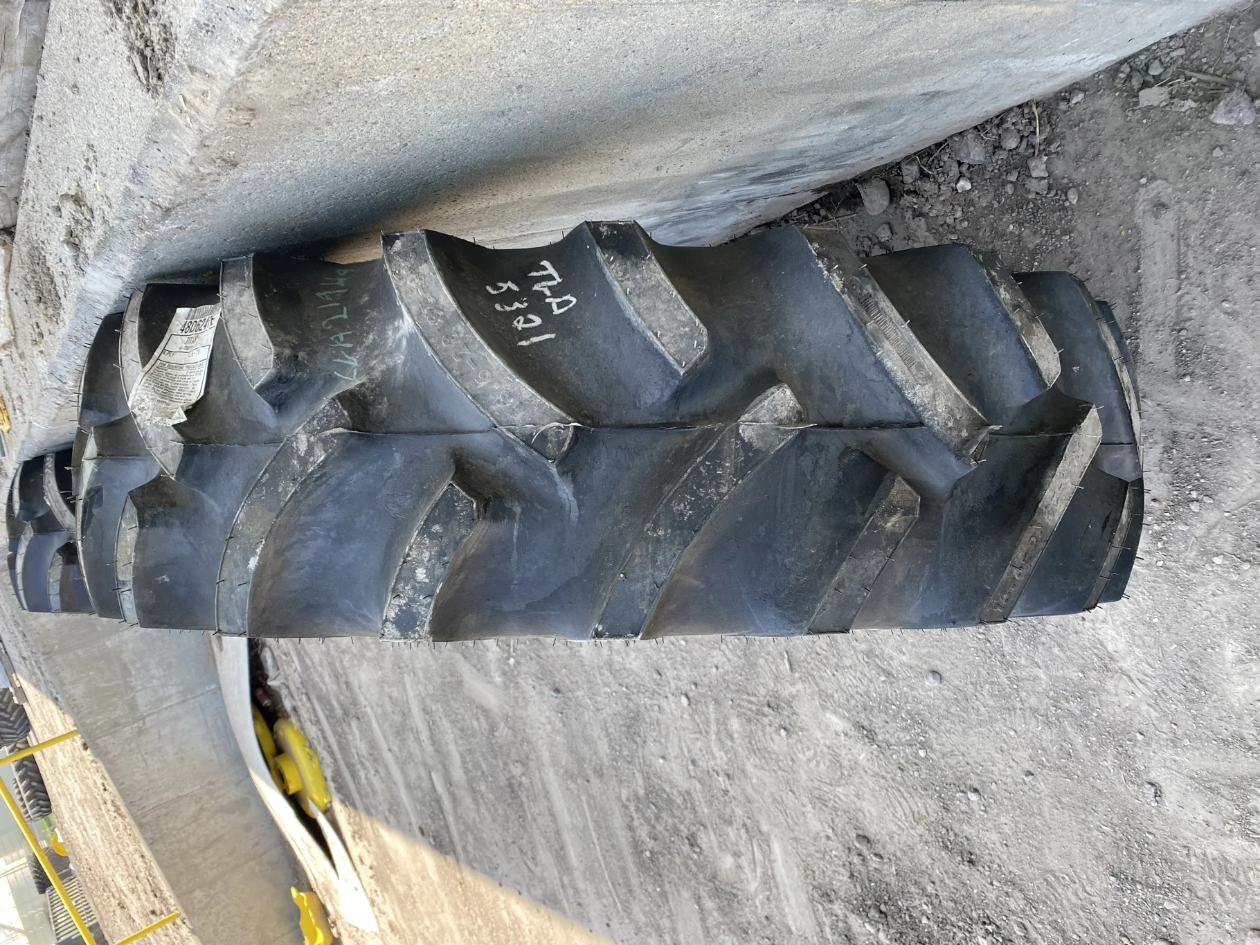 TAKE OFF 13.6-28 Titan Hi Traction Lug R-1 C(6Ply) TL -Excellent  Condition image 2