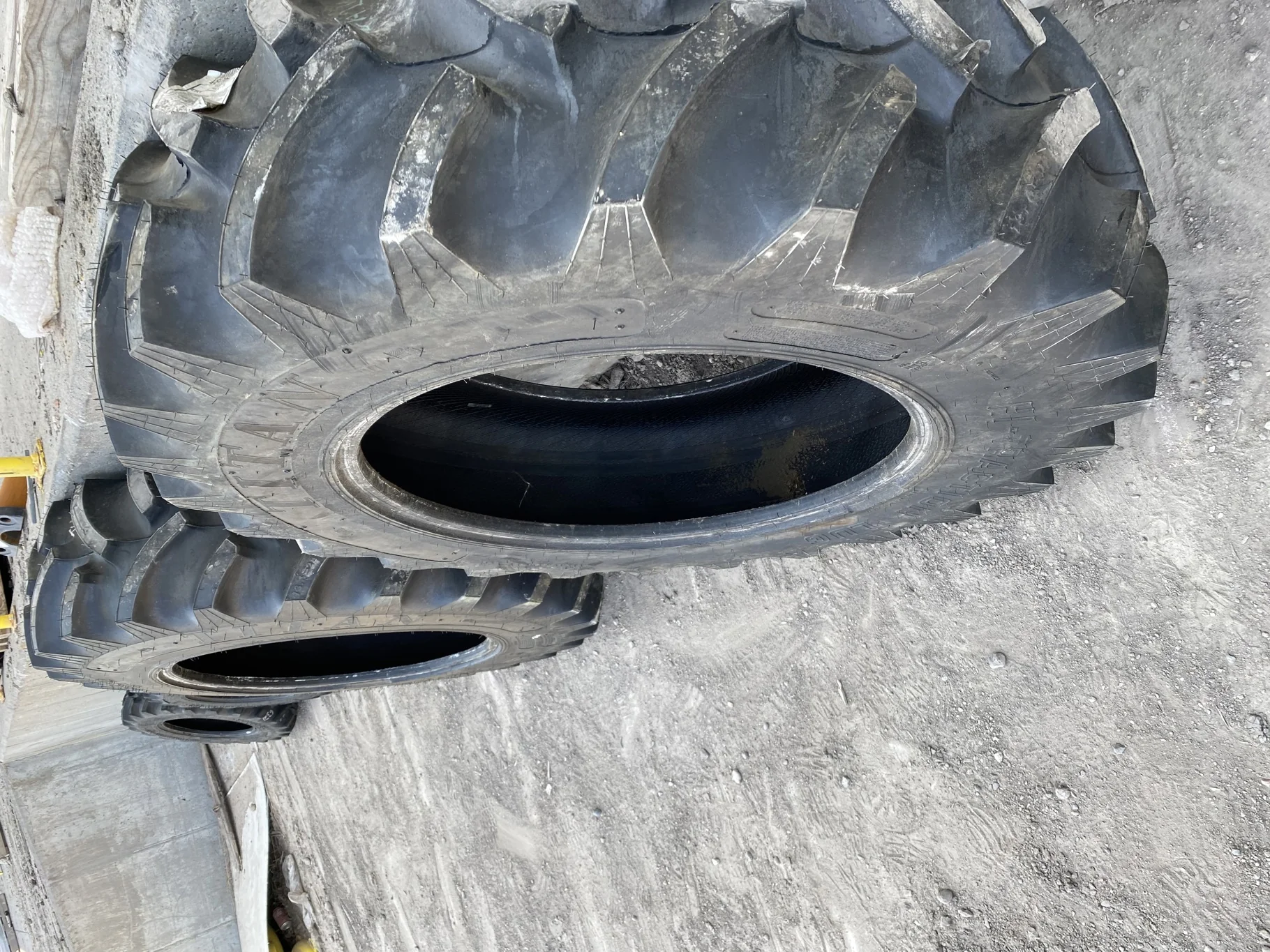 TAKE OFF 13.6-28 Titan Hi Traction Lug R-1 C(6Ply) TL -Excellent  Condition image 3
