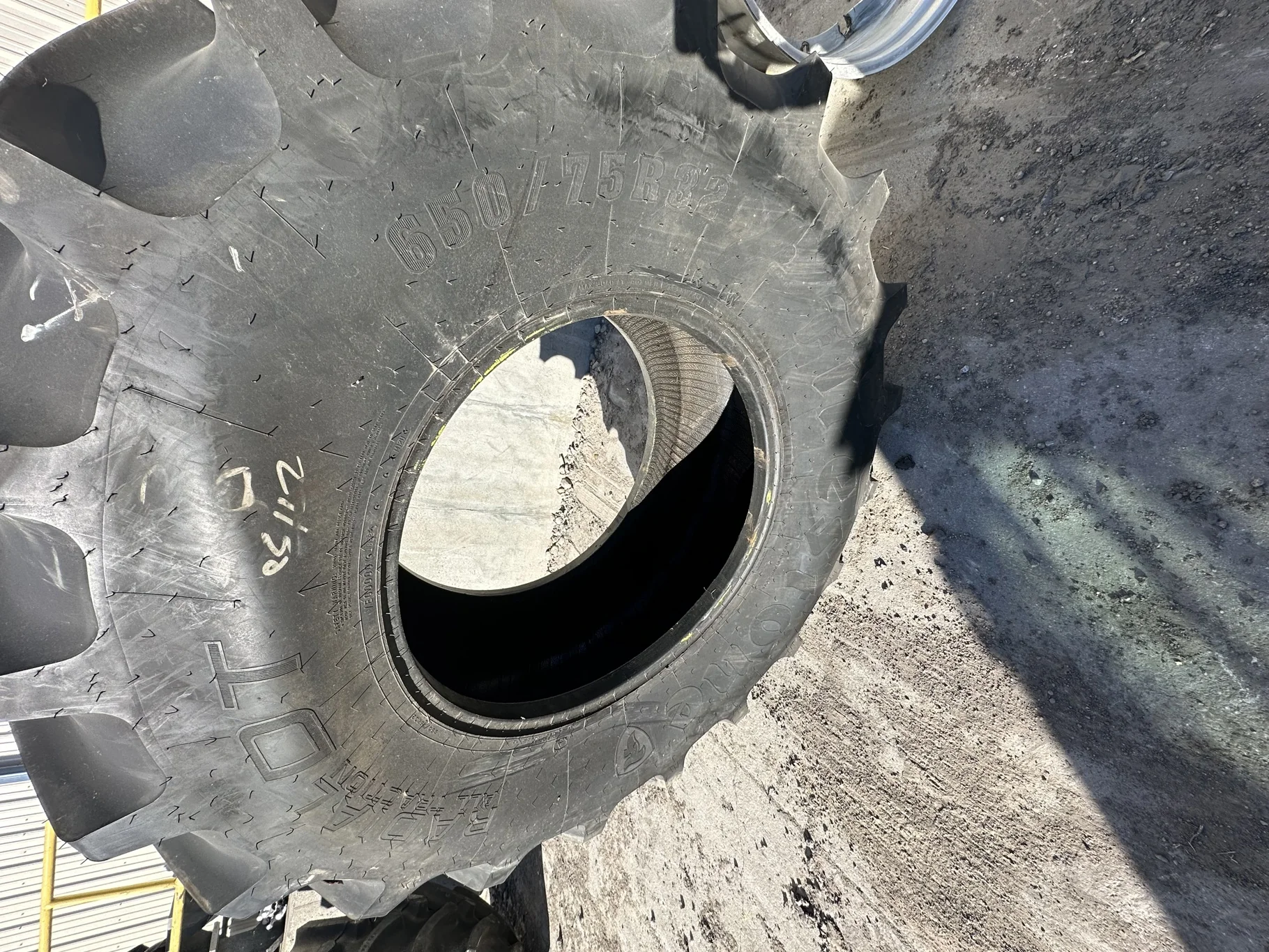 Take Off 650/75R32 Firestone Radial All Traction DT R-1W (172D) TL - Excellent Condition  
(Slight L