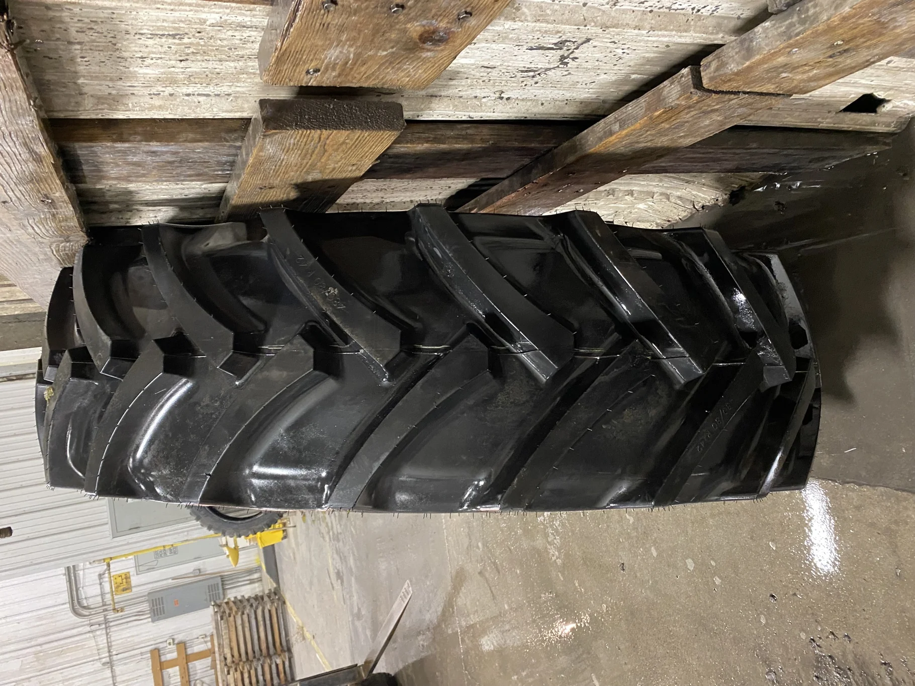 Take Off 480/80R42 (18.4R42) Mitas AC85 (151A8/151B) TL - lug stubble, Lug Cuts image 3