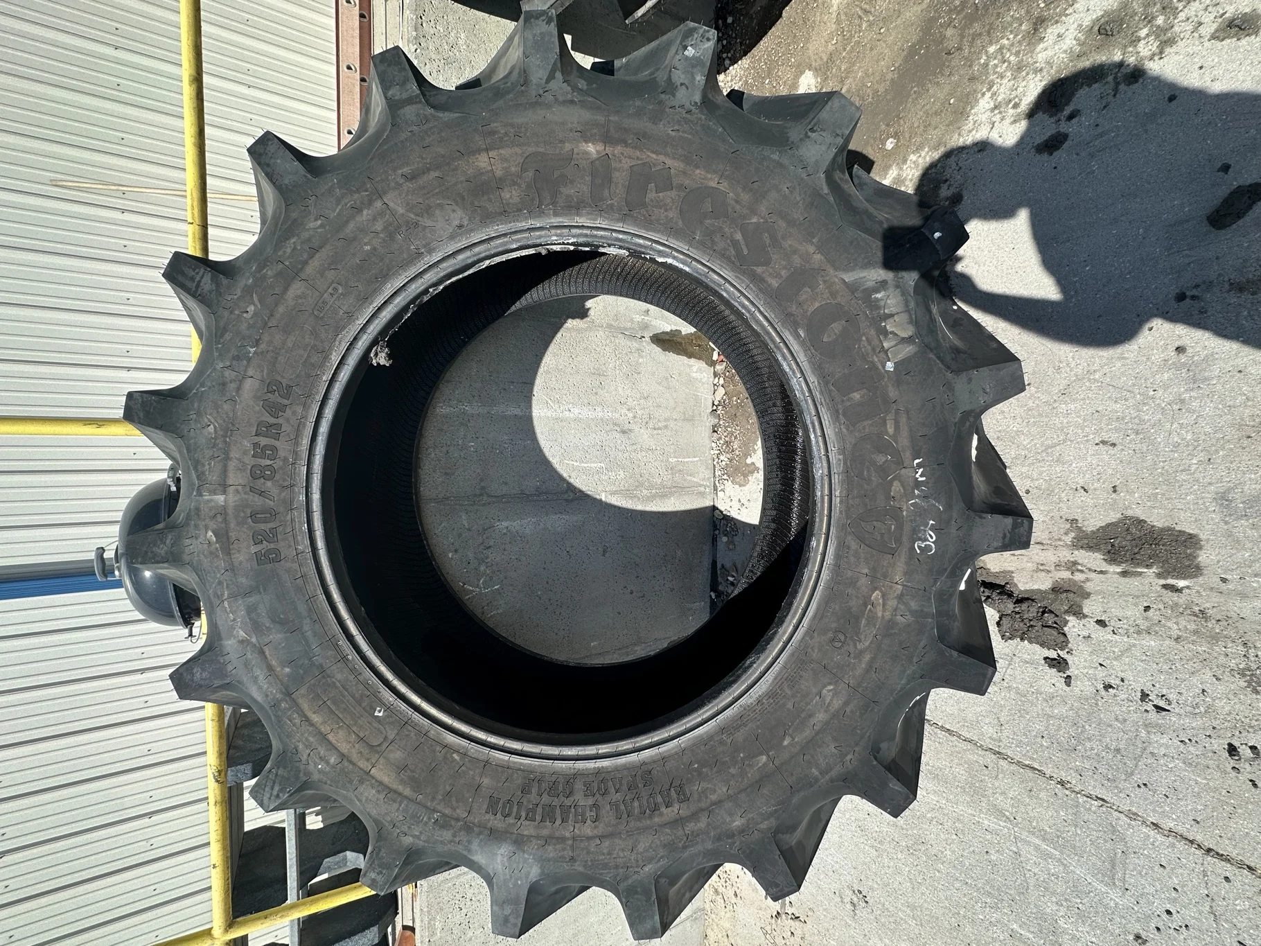 TAKE-OFF 520/85R42 FIRESTONE CHAMPION SPADE GRIP R-2 (165A8/B) image 2
