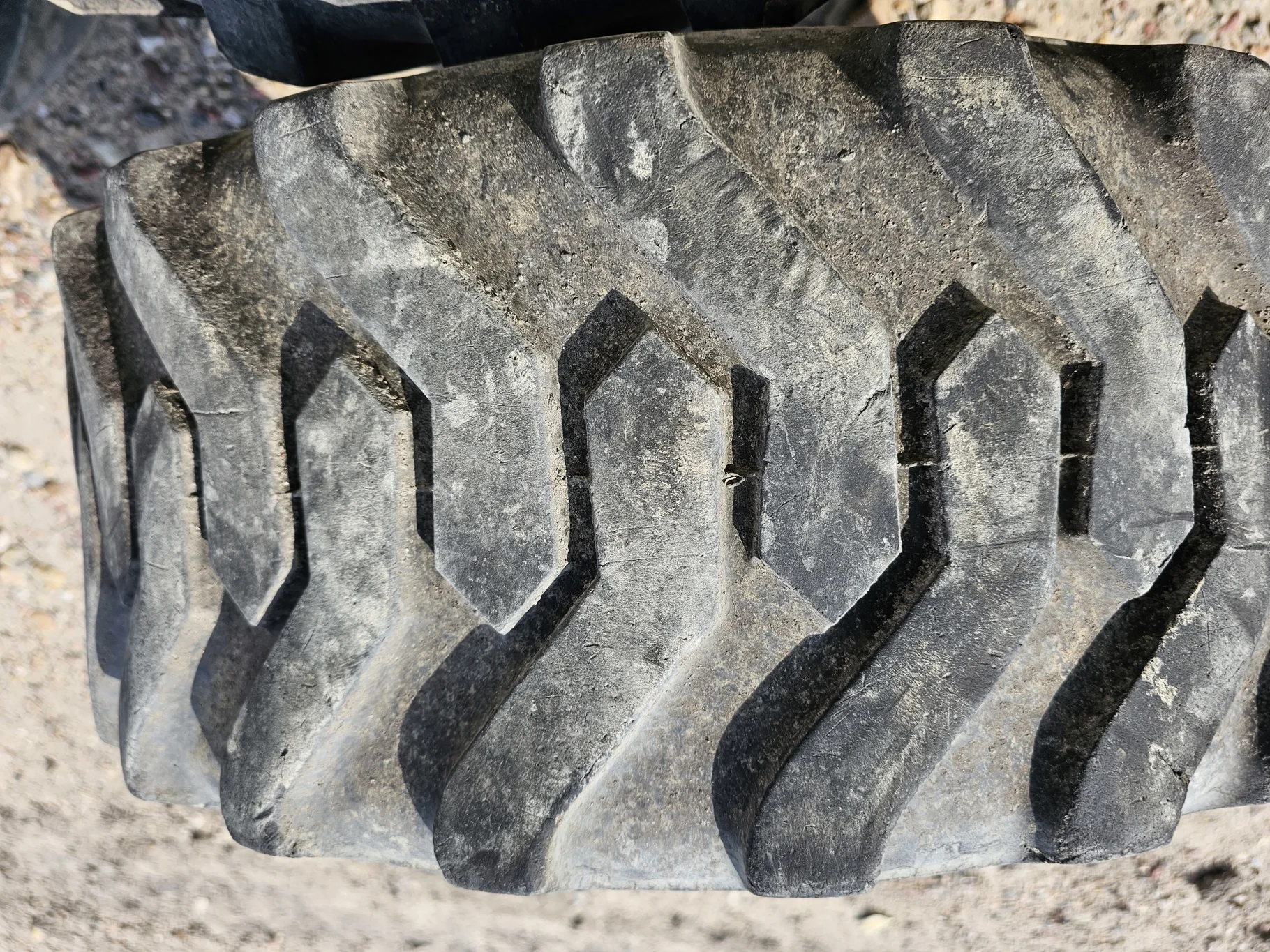 Used 65% 10-16.5NHS Titan Trac Loader Skid Steer C(6Ply) TL   _x000D_
(Lug Stubble) image 3