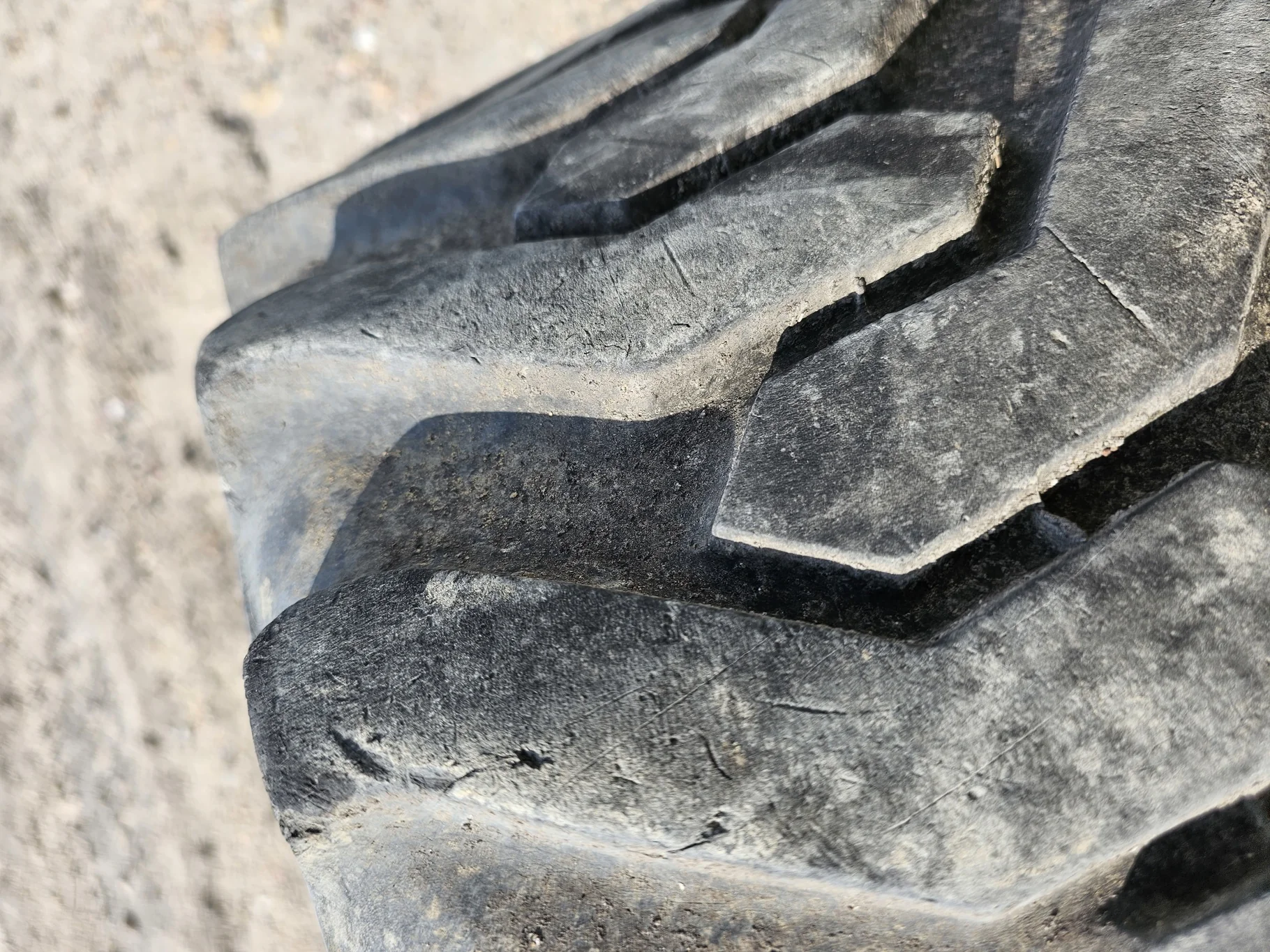 Used 65% 10-16.5NHS Titan Trac Loader Skid Steer C(6Ply) TL   _x000D_
(Lug Stubble) image 4