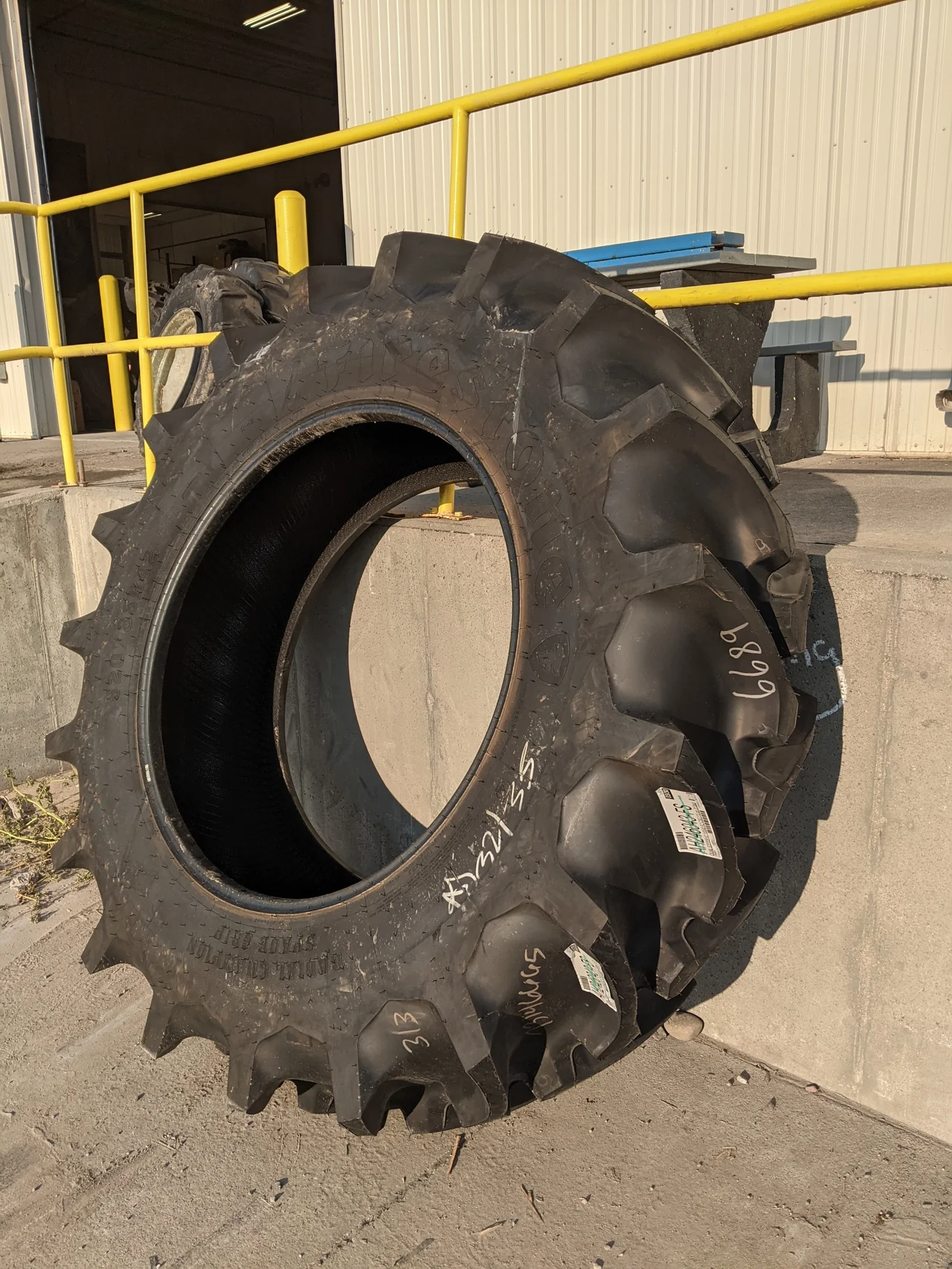 TAKE-OFF IF520/85R42 CFO FIRESTONE RADIAL CHAMPION SPADE GRIP R-2 (169B) TL