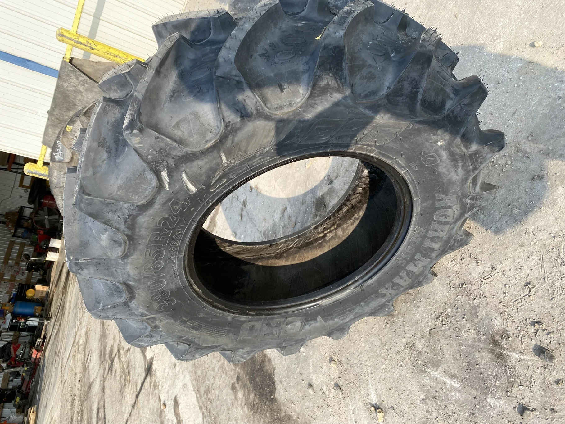 Take Off 380/85R24 (14.9 R24) BKT Agrimax RT 855 R-1W 131A8 TL - Excellent Condition