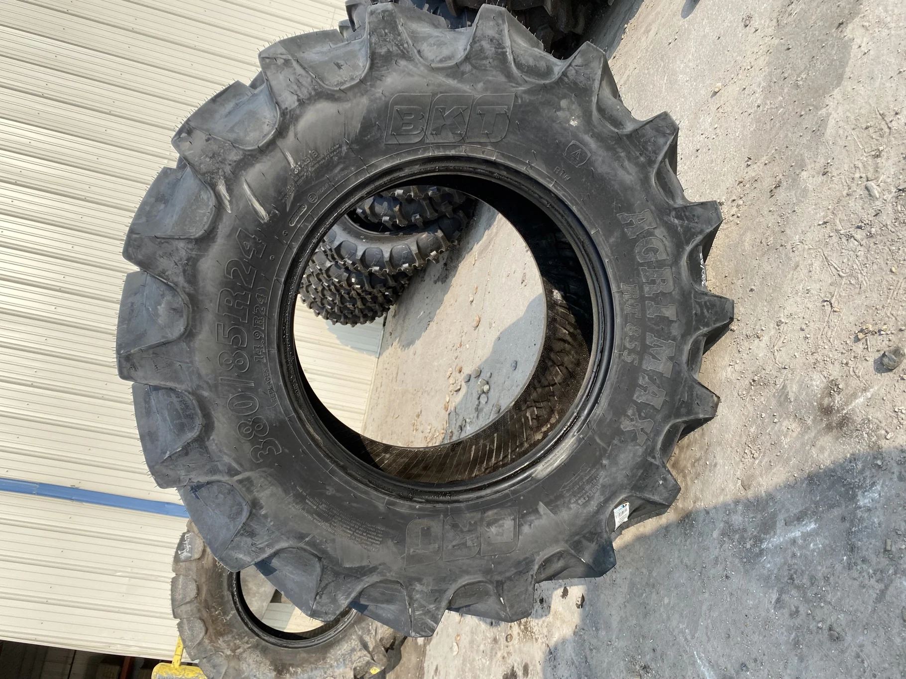 Take Off 380/85R24 (14.9 R24) BKT Agrimax RT 855 R-1W 131A8 TL - Excellent Condition image 2