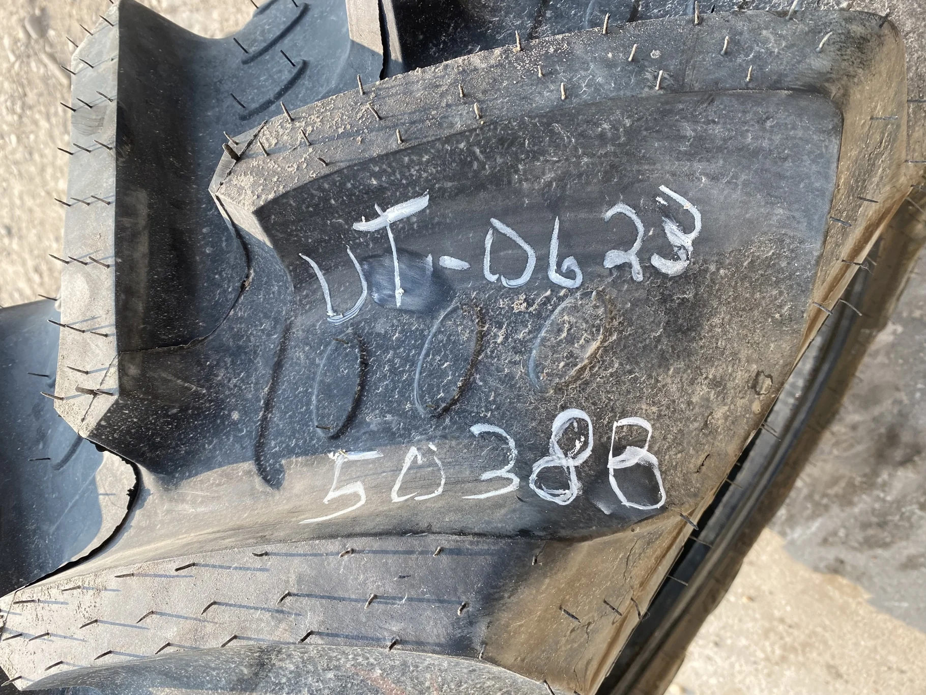 Take Off 380/85R24 (14.9 R24) BKT Agrimax RT 855 R-1W 131A8 TL - Excellent Condition image 4