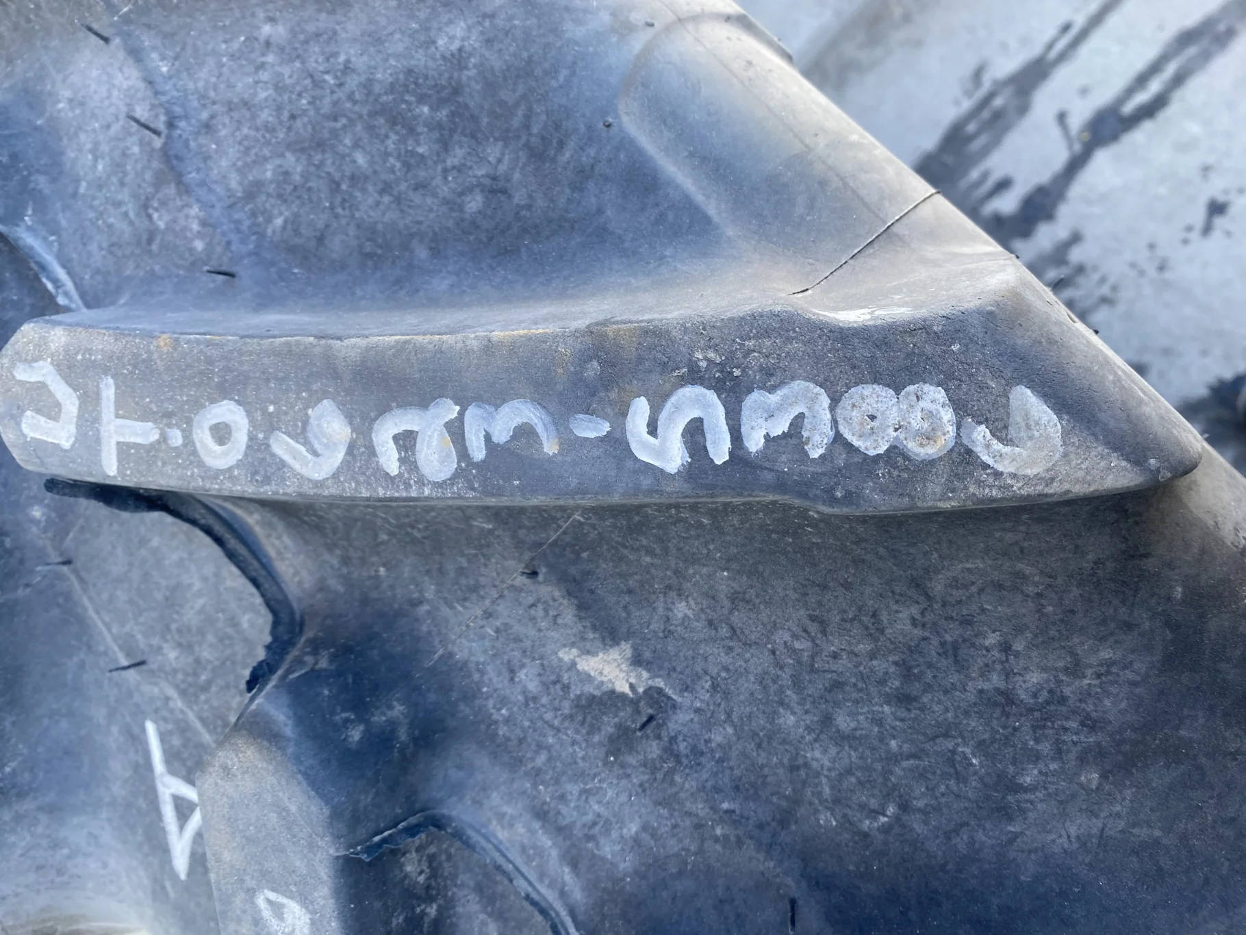 Used 95% 380/80R38 Michelin AgriBib 2 R-1W 142A8/139D TL ( slight lug stubble/cuts) image 5