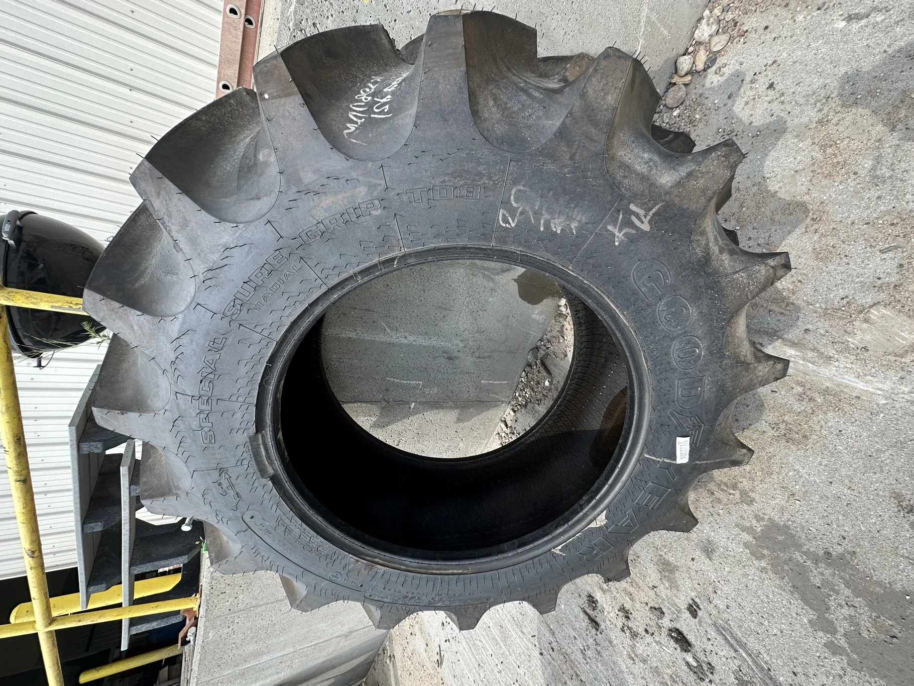 TAKE-OFF 420/90R30 GY SPECIAL SURE GRIP TD8 RADIAL R-2 (142A8/B) TL