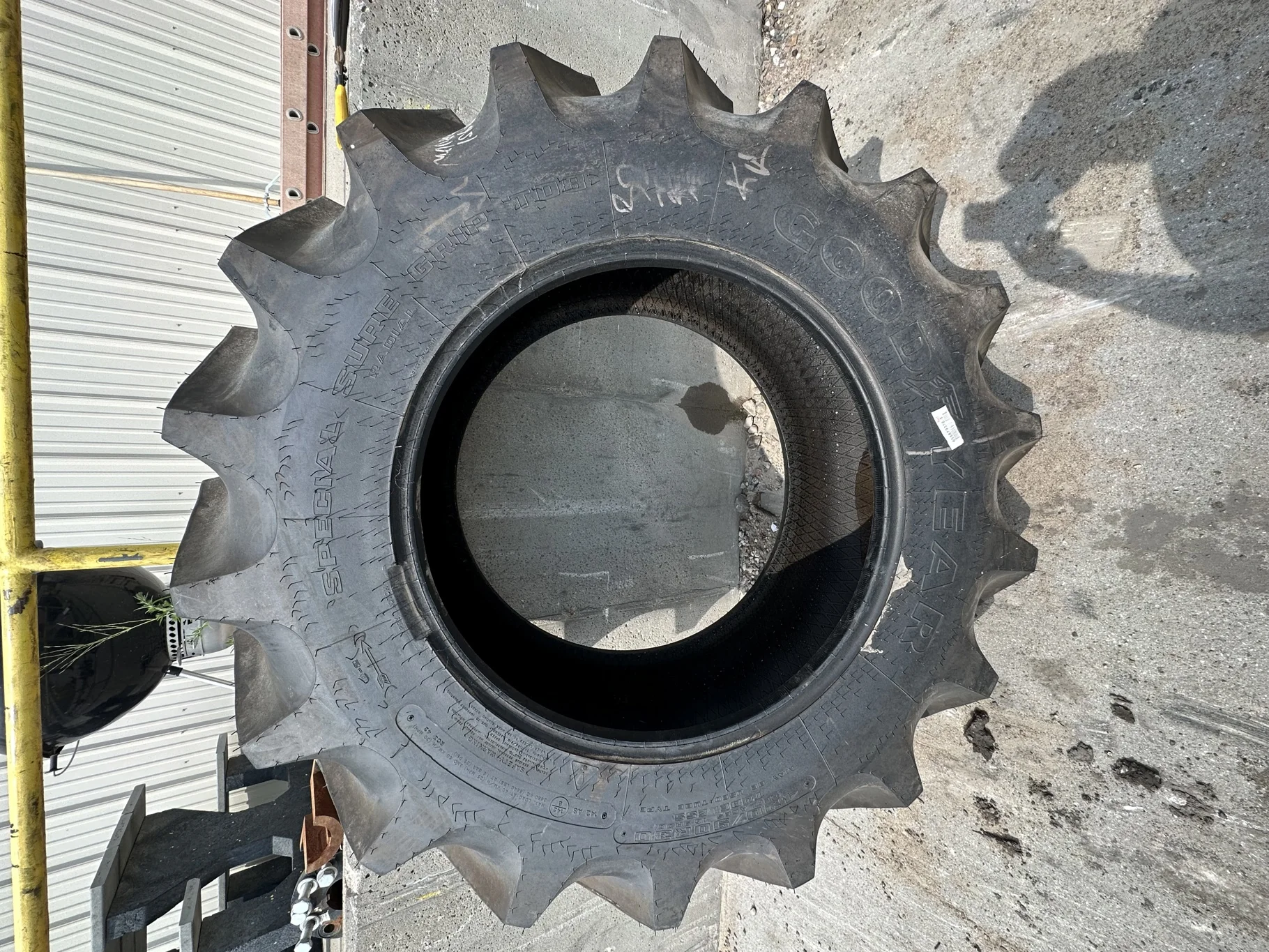 TAKE-OFF 420/90R30 GY SPECIAL SURE GRIP TD8 RADIAL R-2 (142A8/B) TL image 2