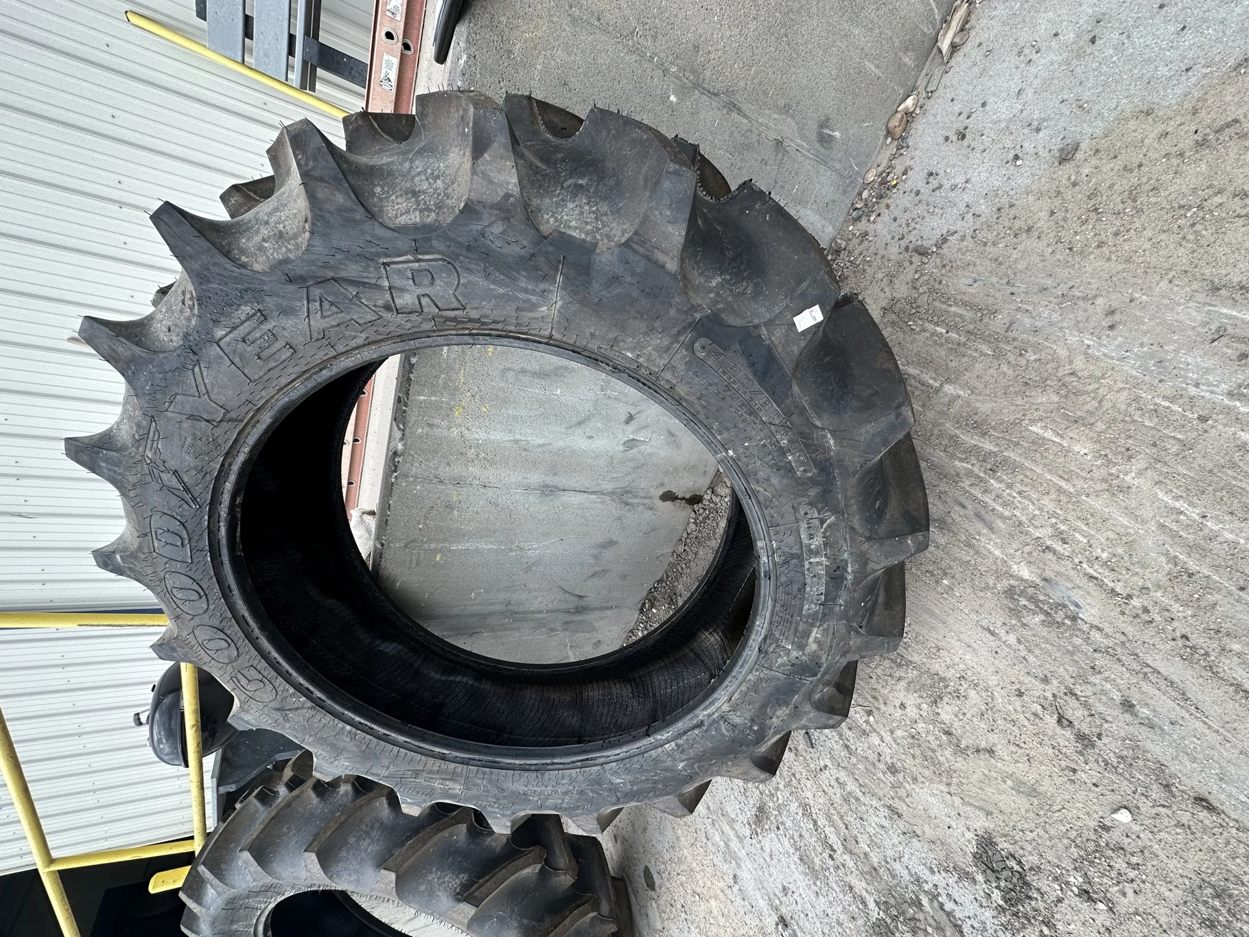 TAKE-OFF 480/80R46 GY SPECIAL SURE GRIP TD8 RADIAL R-2 (158A8/B) TL