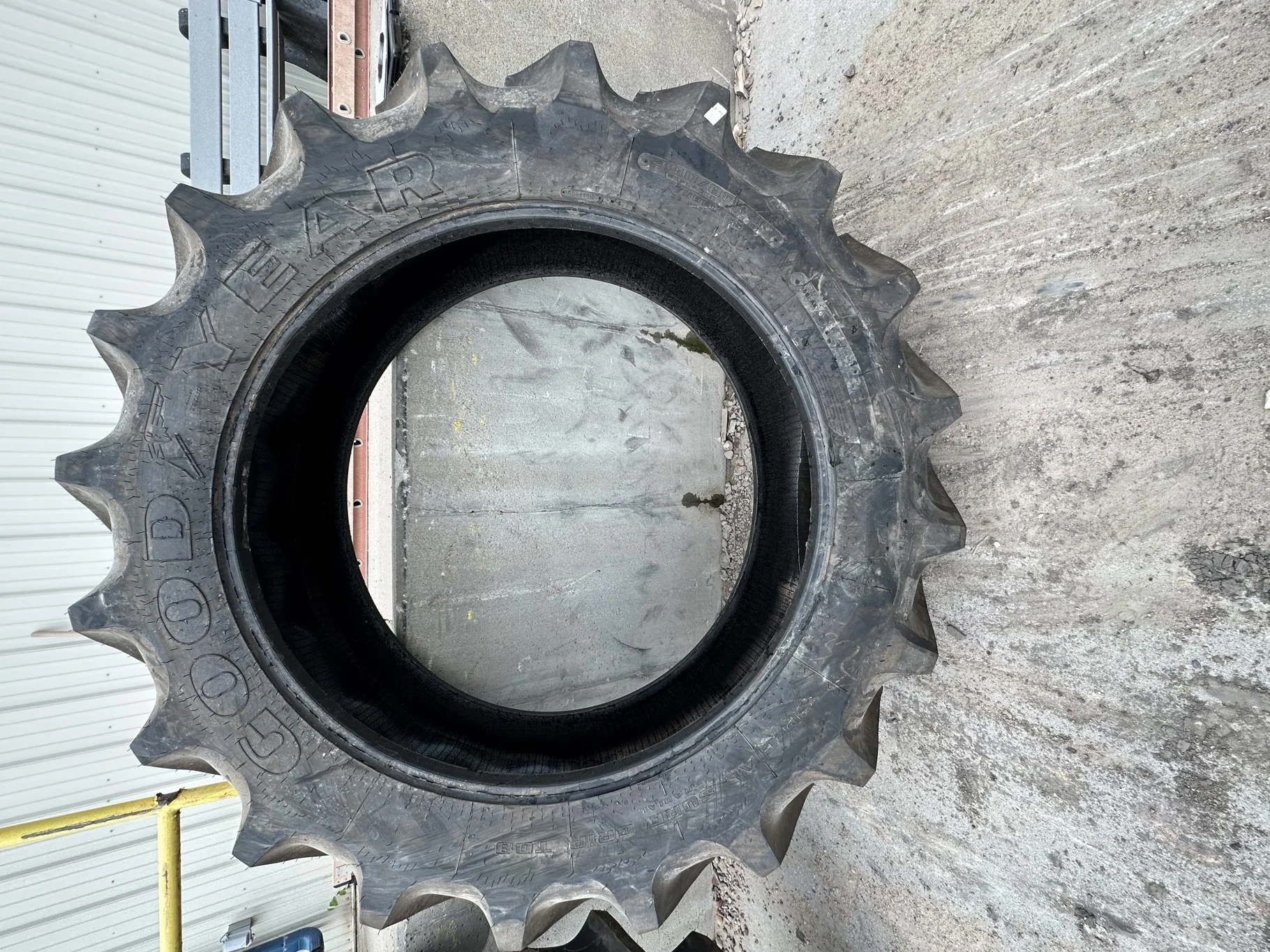 TAKE-OFF 480/80R46 GY SPECIAL SURE GRIP TD8 RADIAL R-2 (158A8/B) TL image 2