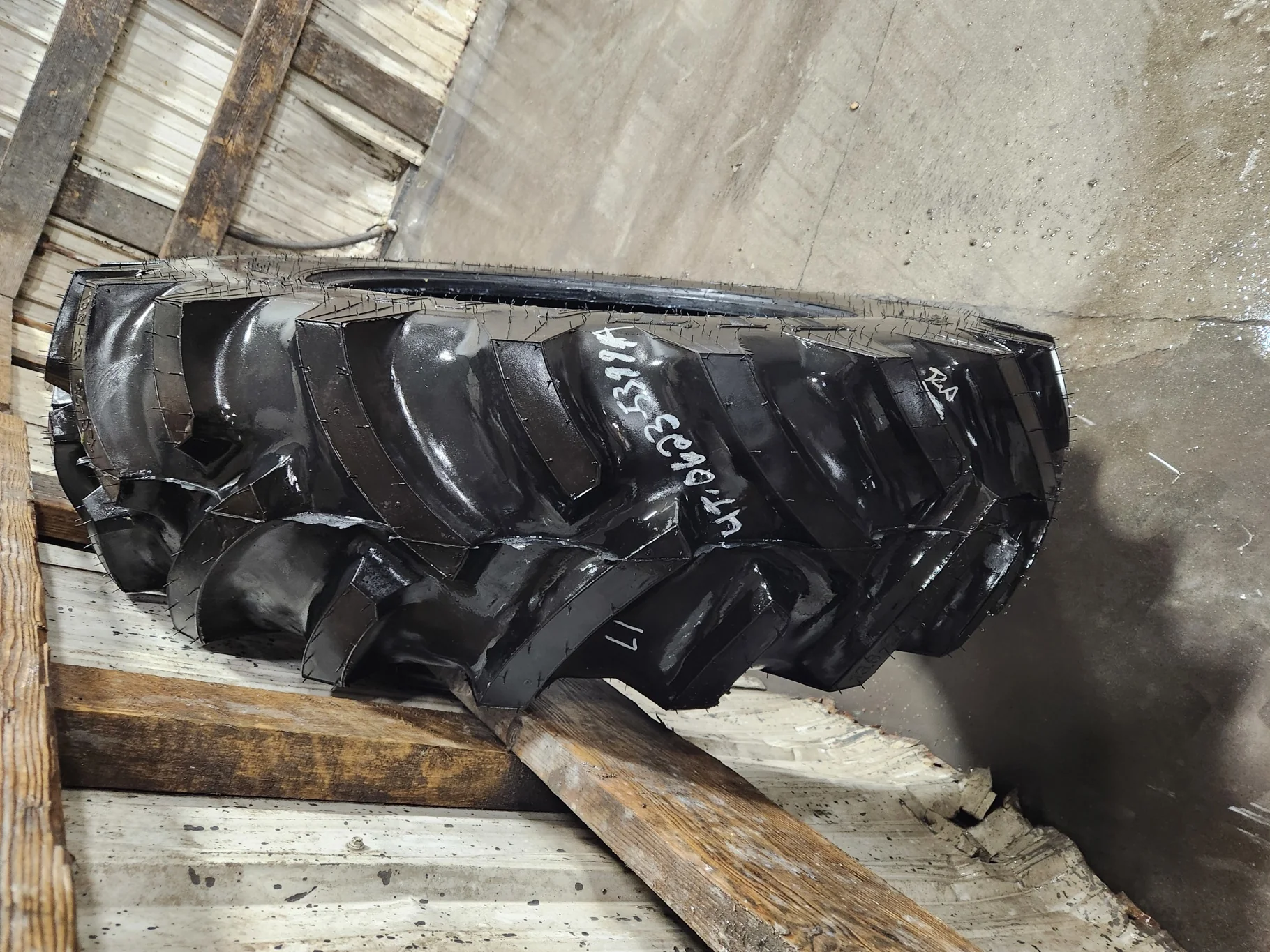 Take Off 13.6-28 Titan Hi Traction Lug R-1 C(6Ply) TL - Excellent Condition