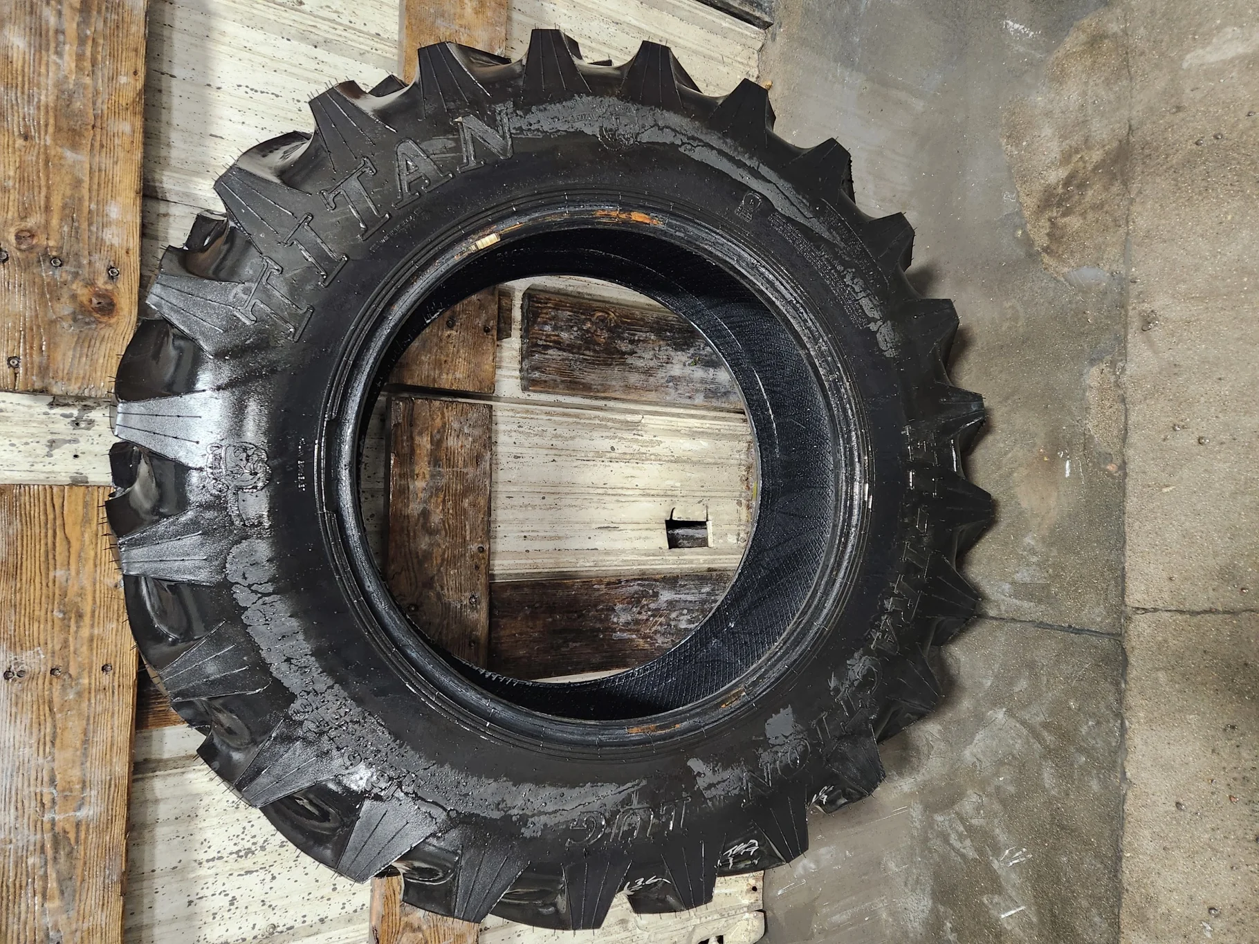 Take Off 13.6-28 Titan Hi Traction Lug R-1 C(6Ply) TL - Excellent Condition image 2