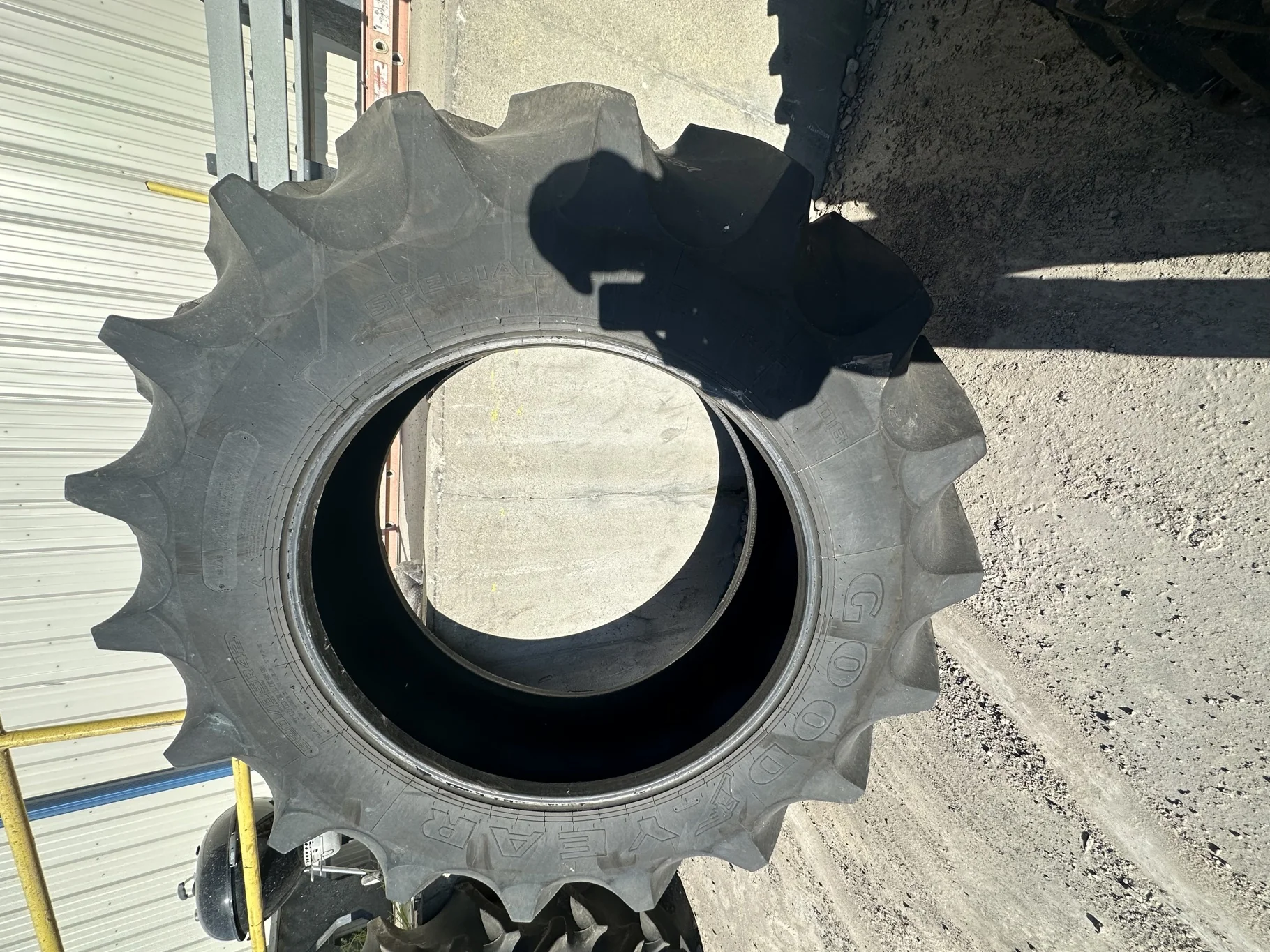 USED 520/85R42 GY SPECIAL SURE GRIP TD8 RADIAL R-2 (162A8/B) TL