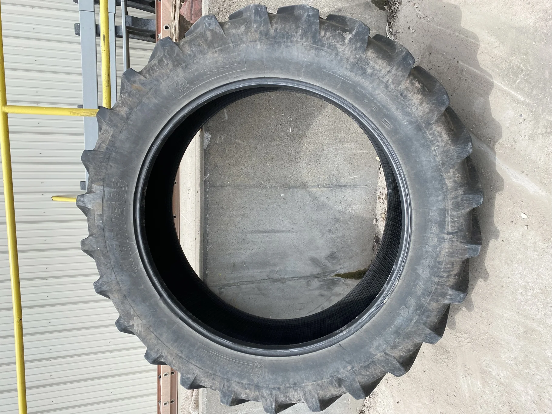 Used 70% 480/80R50 (18.4R50) Michelin AgriBib R-1W 159A8/159B TL - Fair Condition  _x000D_
(Weatheri