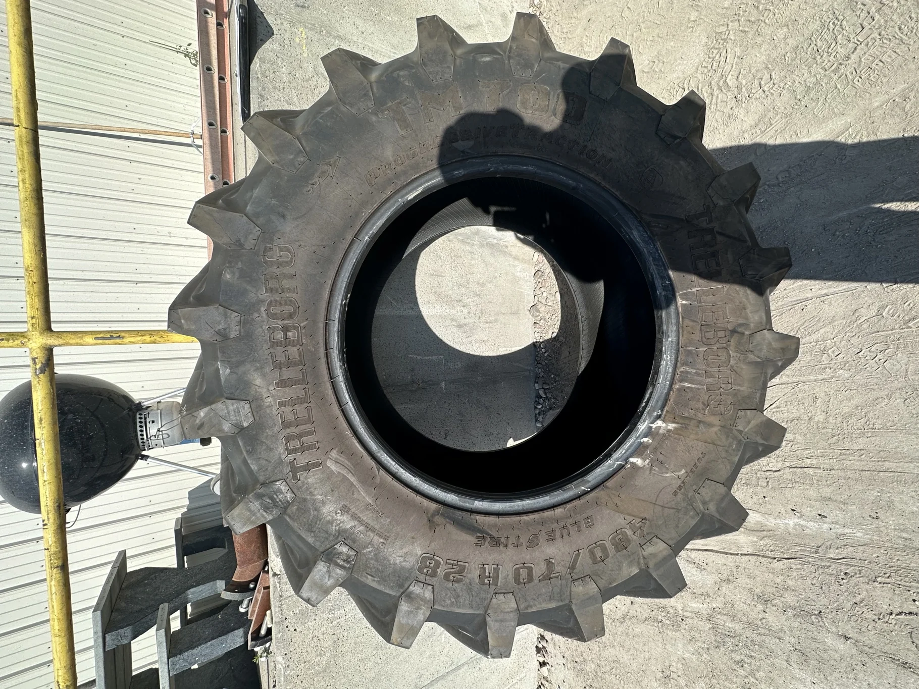 TAKE-OFF 480/70R28 TRELLEBORG TM700 R-1W 140D TL image 2