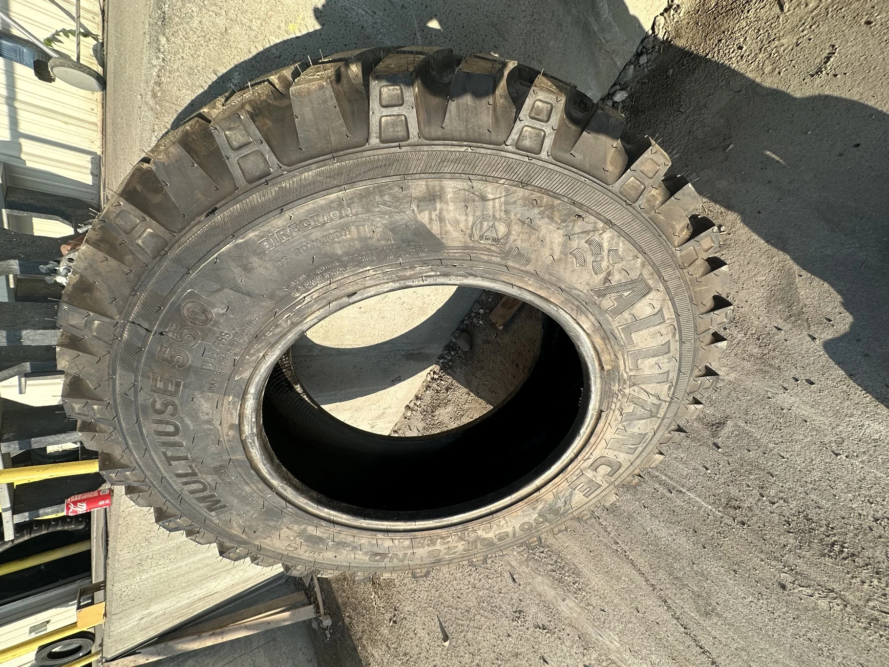 Take Off 400/80R28 Alliance 550 Steel Belted Multi Use (151A8/146D) TL - Excellent Condition  
(Slig