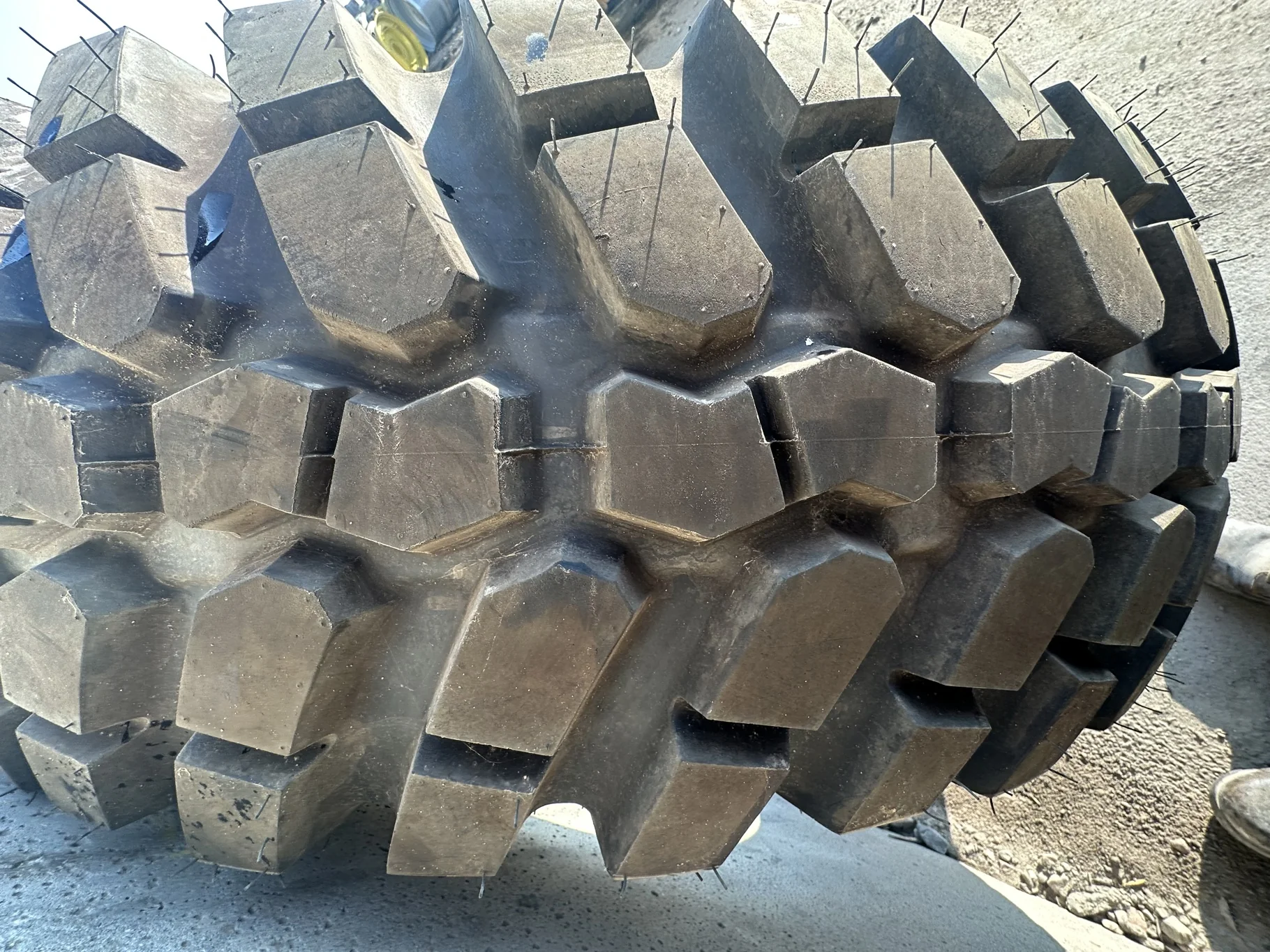 Take Off 400/80R28 Alliance 550 Steel Belted Multi Use (151A8/146D) TL - Excellent Condition  
(Slig image 3