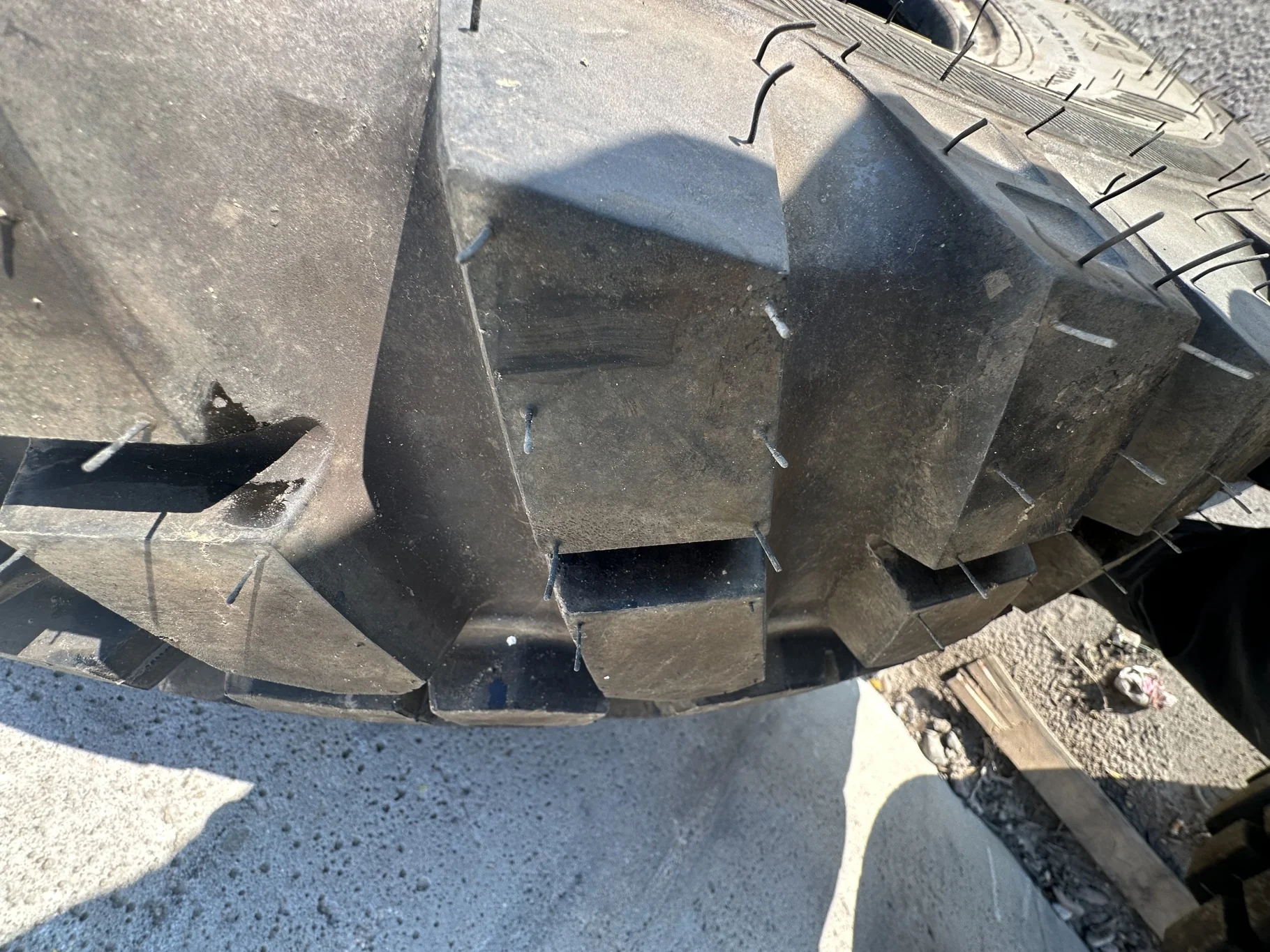 Take Off 400/80R28 Alliance 550 Steel Belted Multi Use (151A8/146D) TL - Excellent Condition  
(Slig image 4