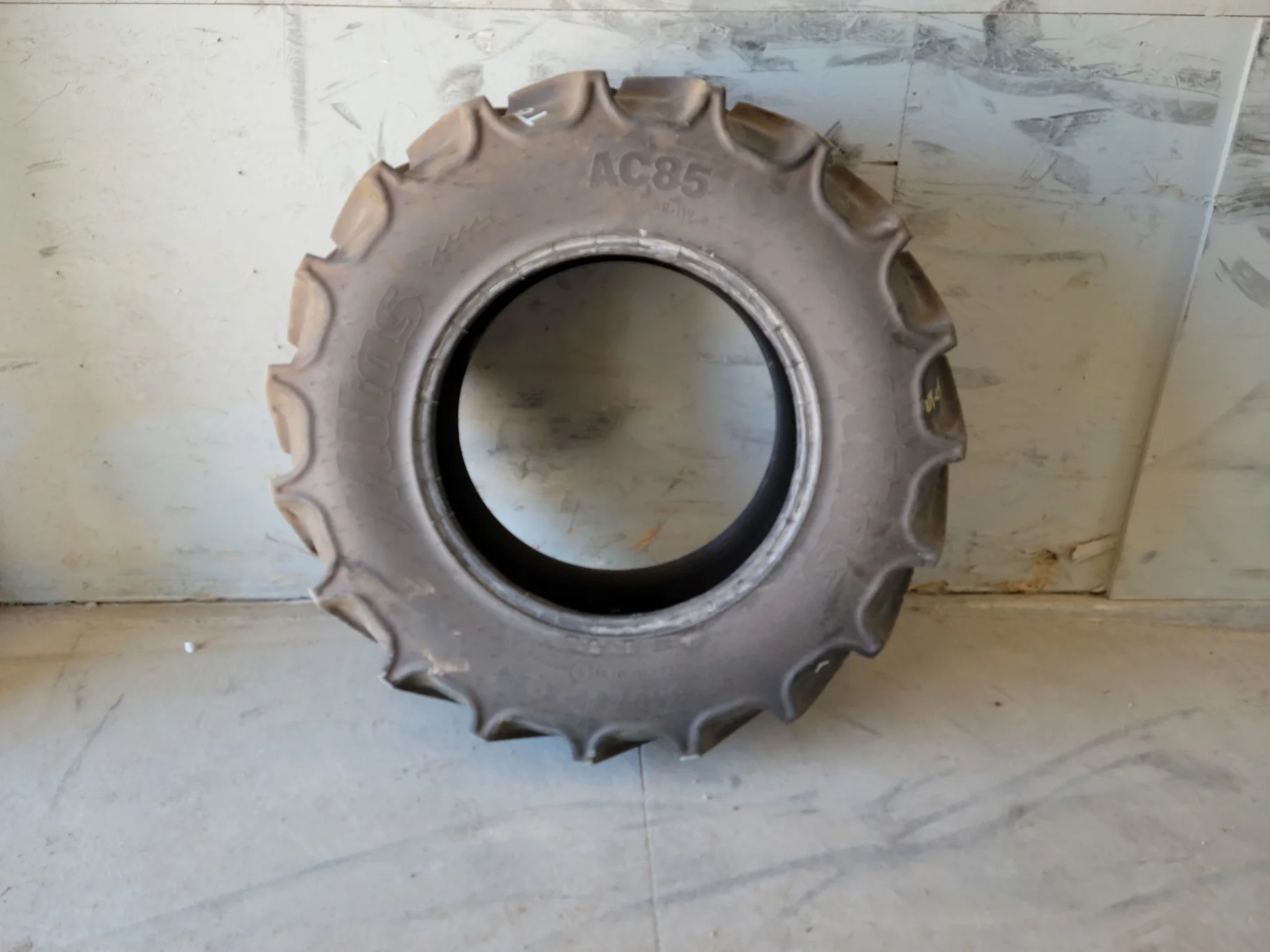 Used 85% 340/85R24 (13.6R24) Mitas AC85 125A8/125B TL