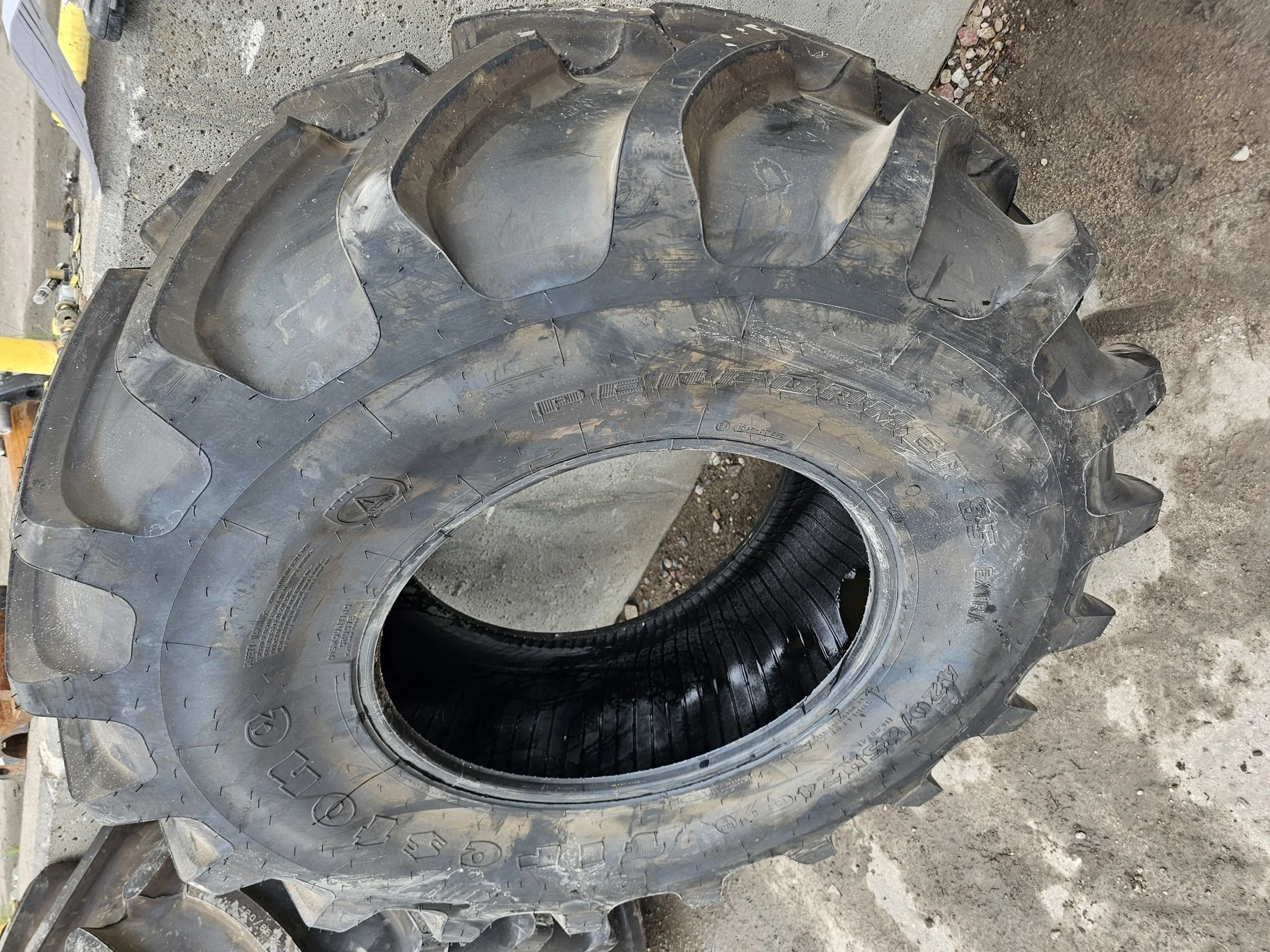 Used 99% 420/85R24 Firestone Performer 85 R-1W (137D) TL  _x000D_
(Stubble)