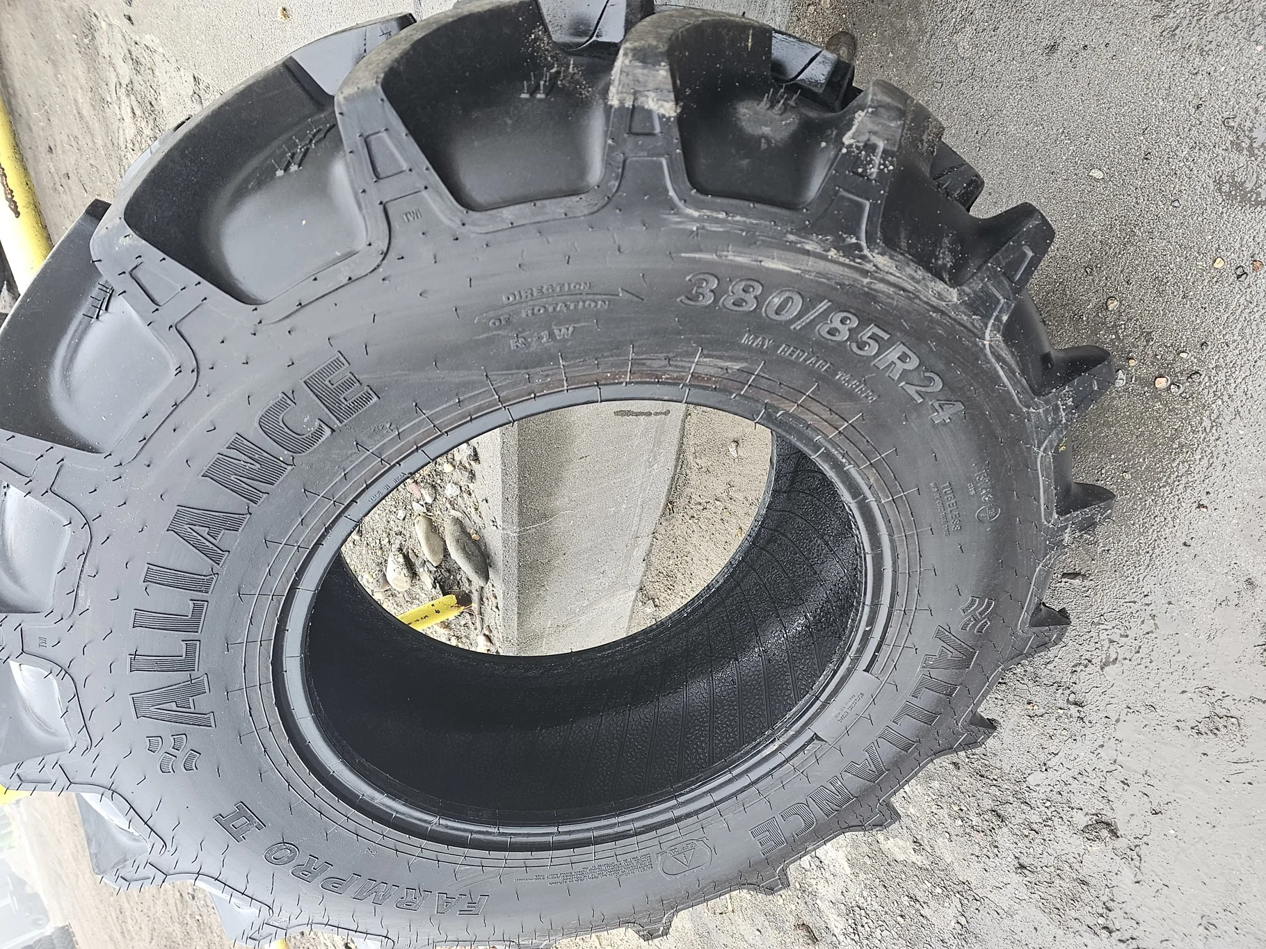 Take Off 380/85R24 Alliance Farm Pro 2 131A8/131B R-1W TL - Excellent Condition (Lug stubble)