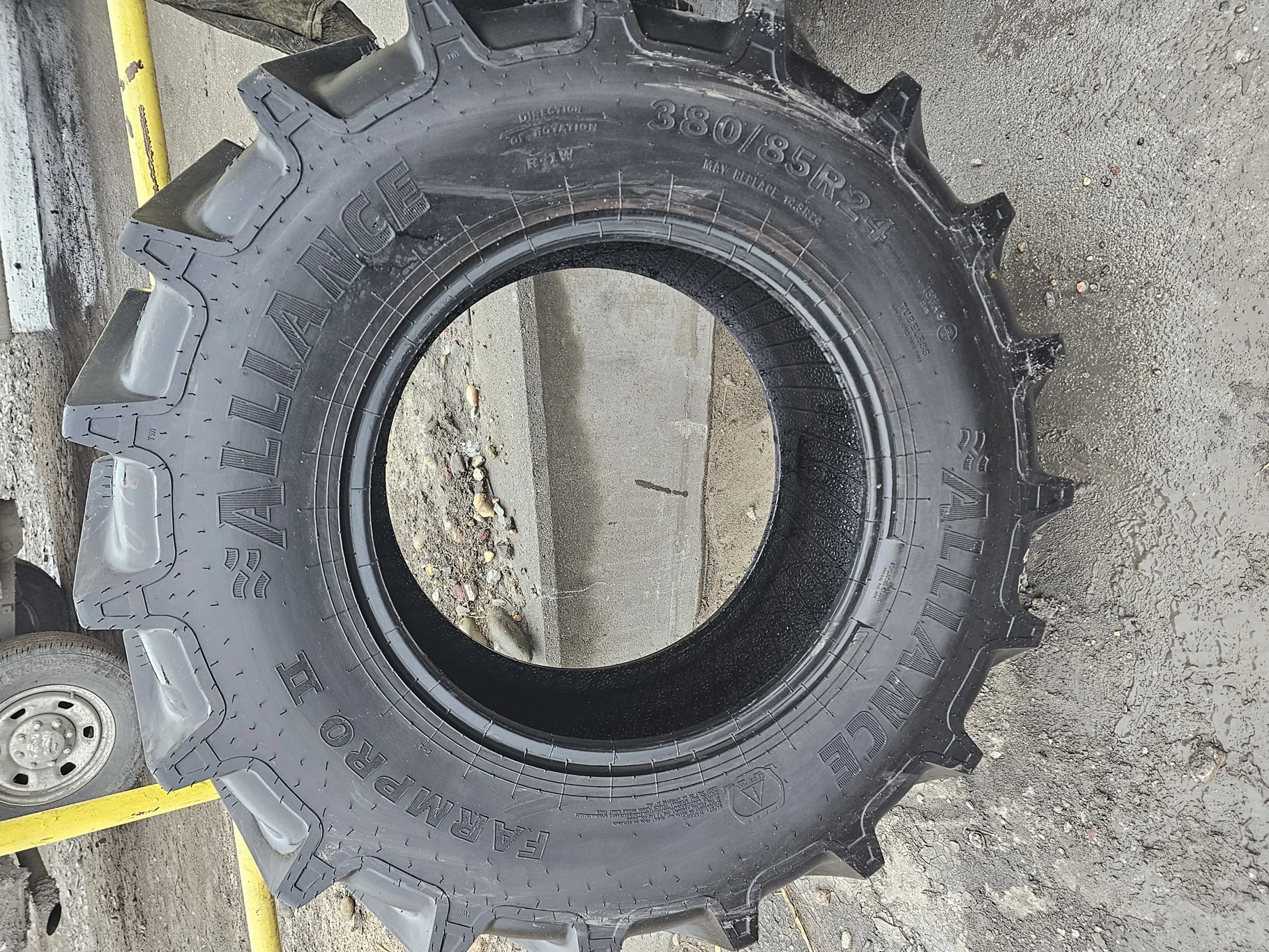 Take Off 380/85R24 Alliance Farm Pro 2 131A8/131B R-1W TL - Excellent Condition (Lug stubble) image 2