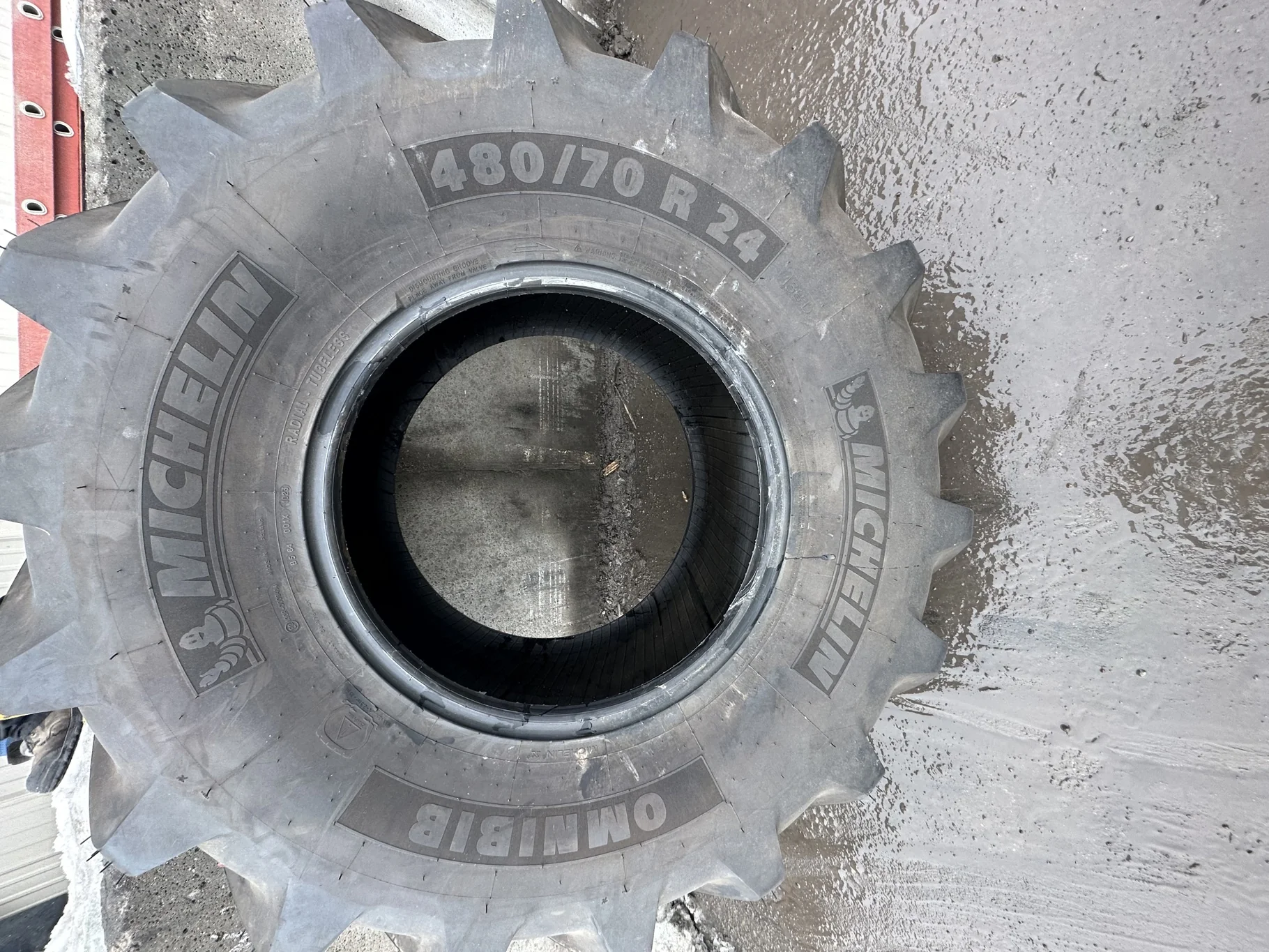Take Off 480/70R24 Michelin OmniBib 138D TL  
 (Road Wear) Lug Stubble)  
***Built or Custom, Non-Re image 2