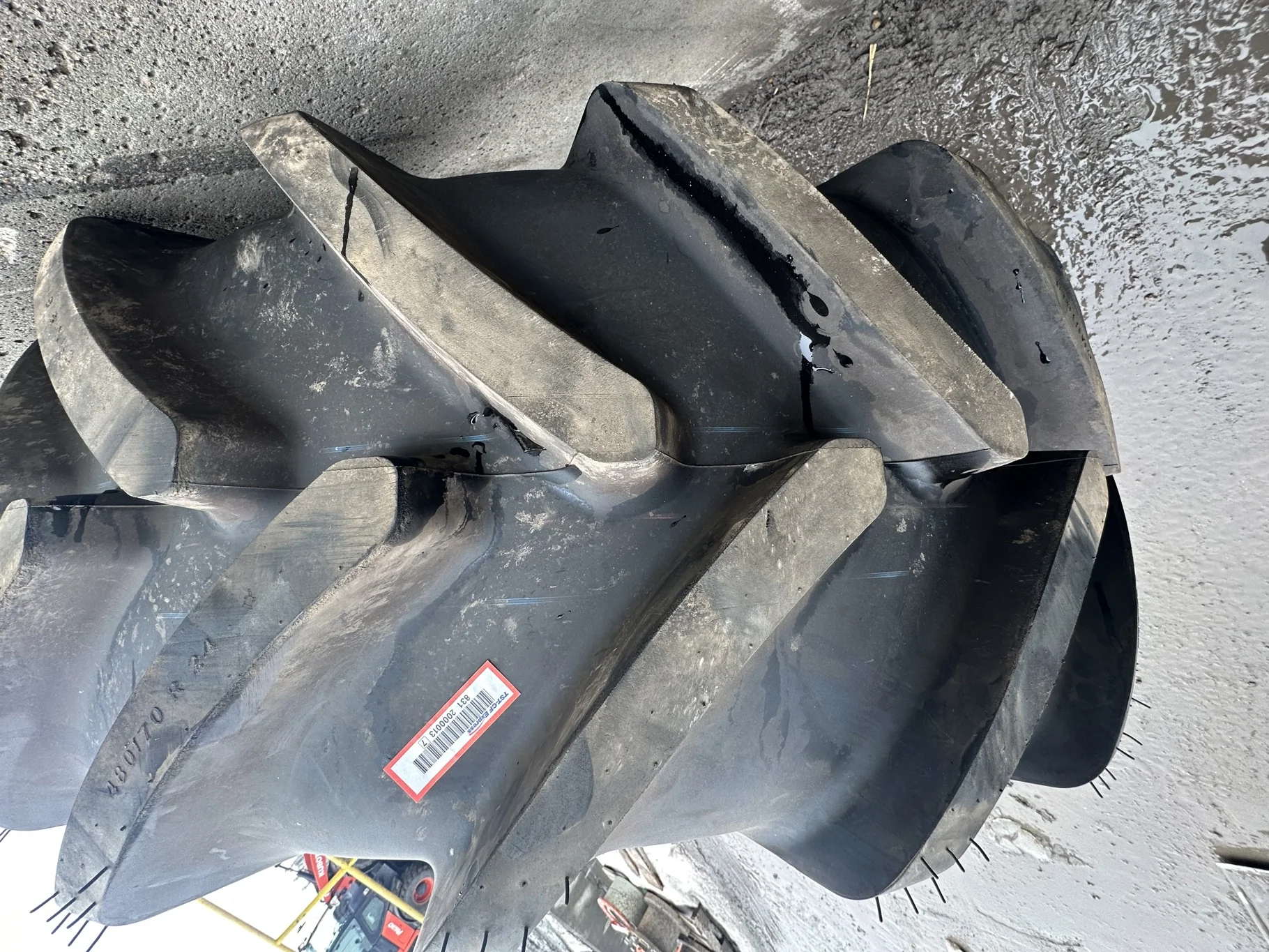 Take Off 480/70R24 Michelin OmniBib 138D TL  
 (Road Wear) Lug Stubble)  
***Built or Custom, Non-Re image 3