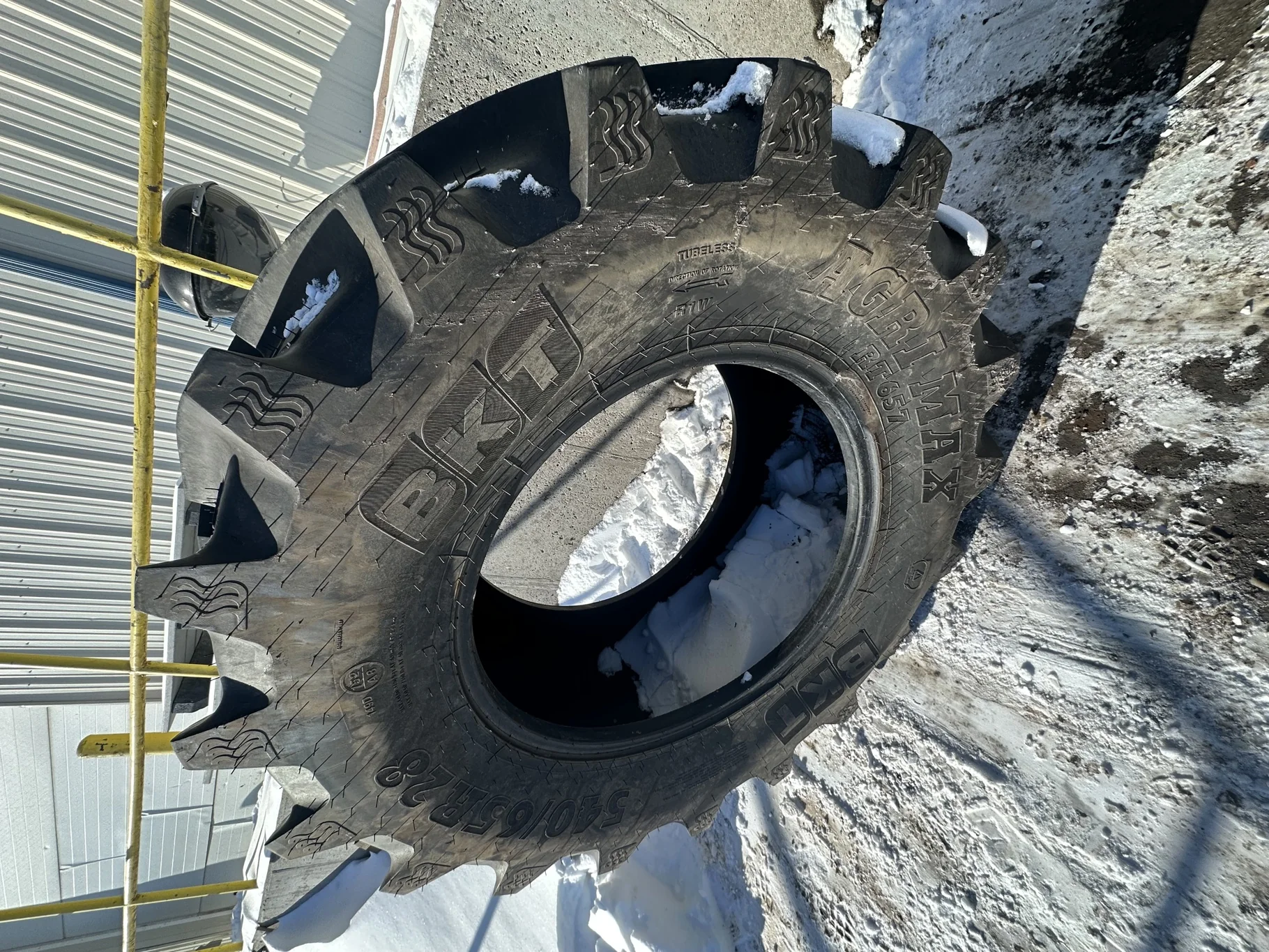 Used 98% 540/65R28 BKT Agrimax RT 657 R-1W 149D/152A8 TL - Good Condition Lug Cuts