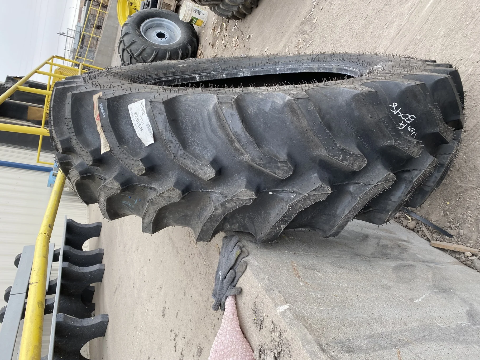TAKE-OFF 520/85R42 GOODYEAR ULTRA TORQUE RADIAL R-1 (157A8) TL image 2