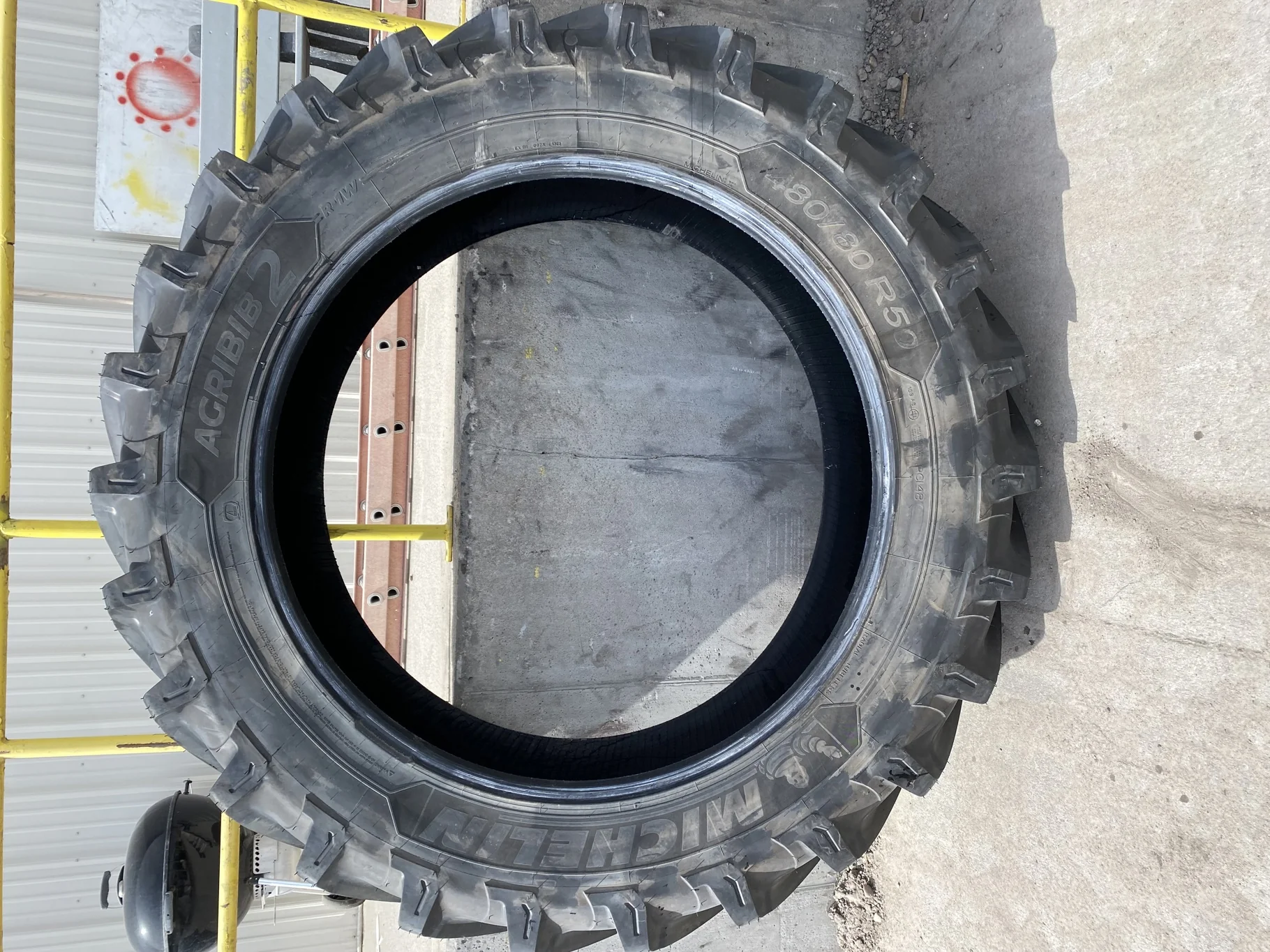 Take Off 480/80R50 (18.4R50) Michelin AgriBib 2 R-1W 159A8/159B TL - (road wear, lug damage)