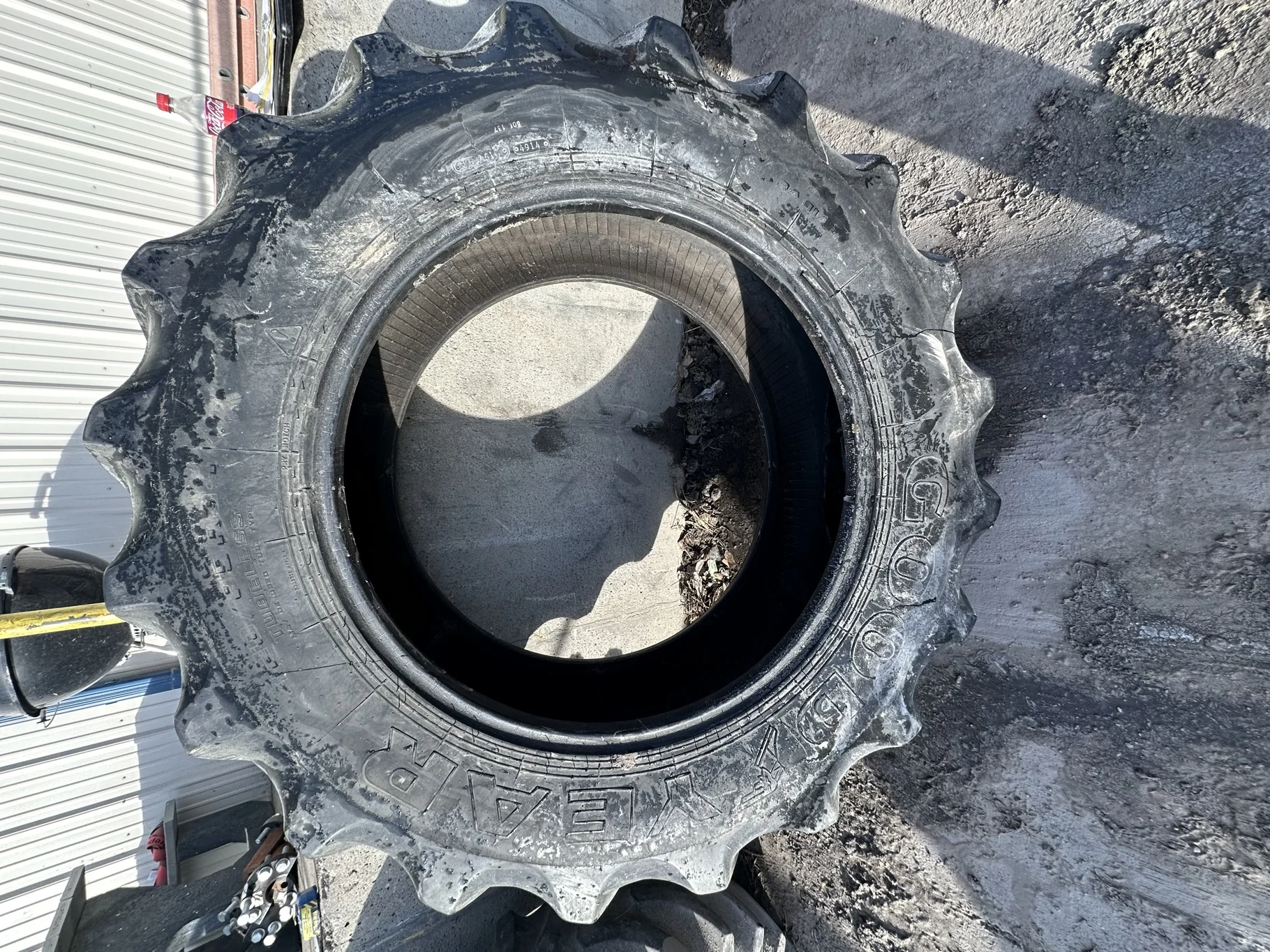 Used 35% 420/85R34 Goodyear Super Traction Radial R-1W (147B) - Fair Condition  _x000D_
(Uneven Trea image 2