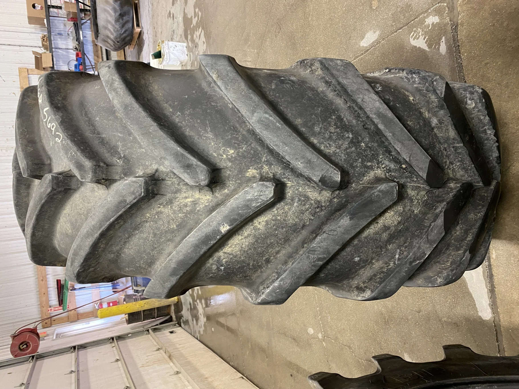 Used 70% 620/70R38 Michelin MegaXBib IR-1W (170A8/B) TL - (stubble, uneven tread wear, lug stubble, image 3