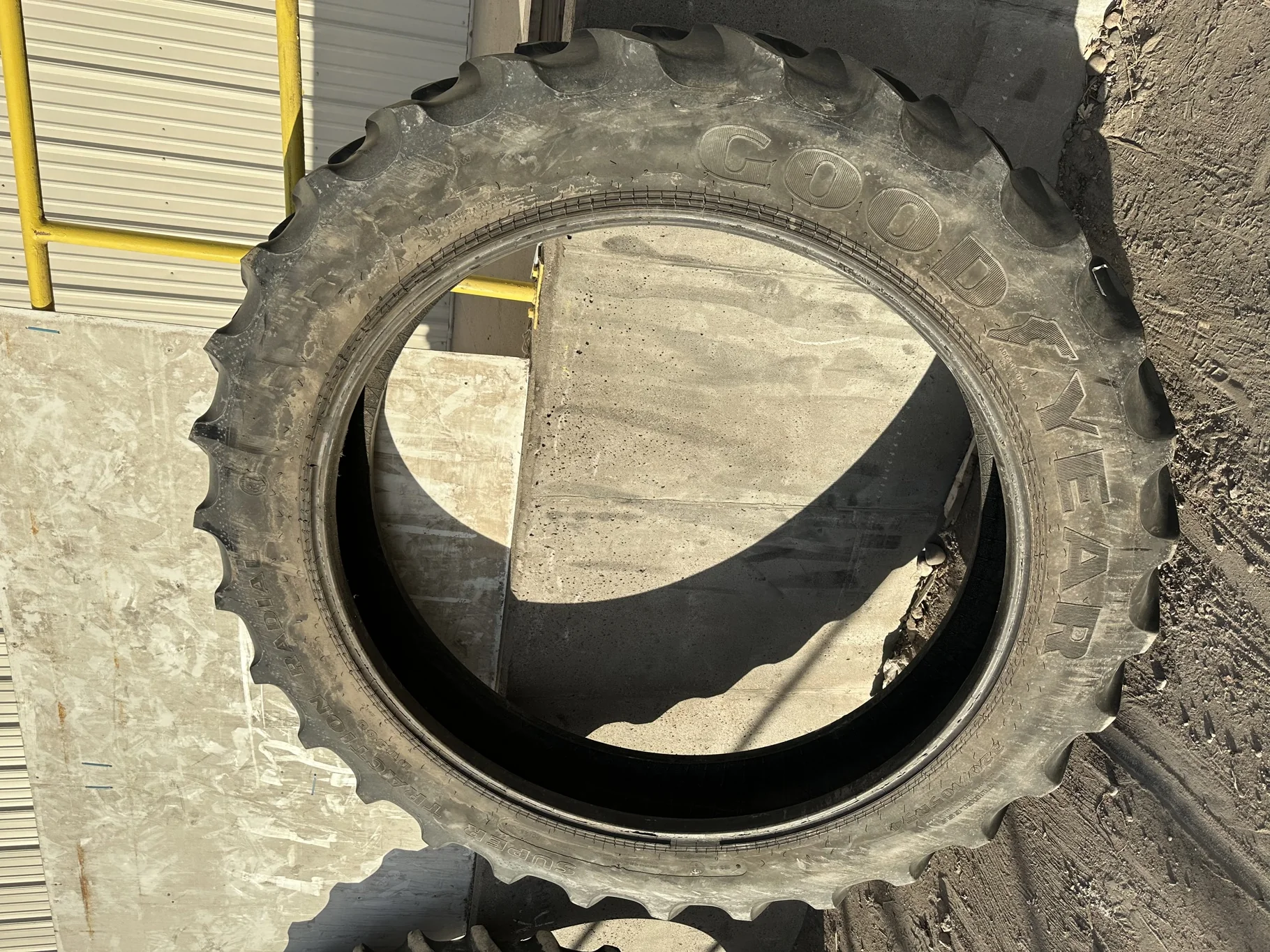 Used 55% 320/105R54 Goodyear Super Traction Radial R-1W (163B) TL  _x000D_
(Cuts in the Sidewall, Lu