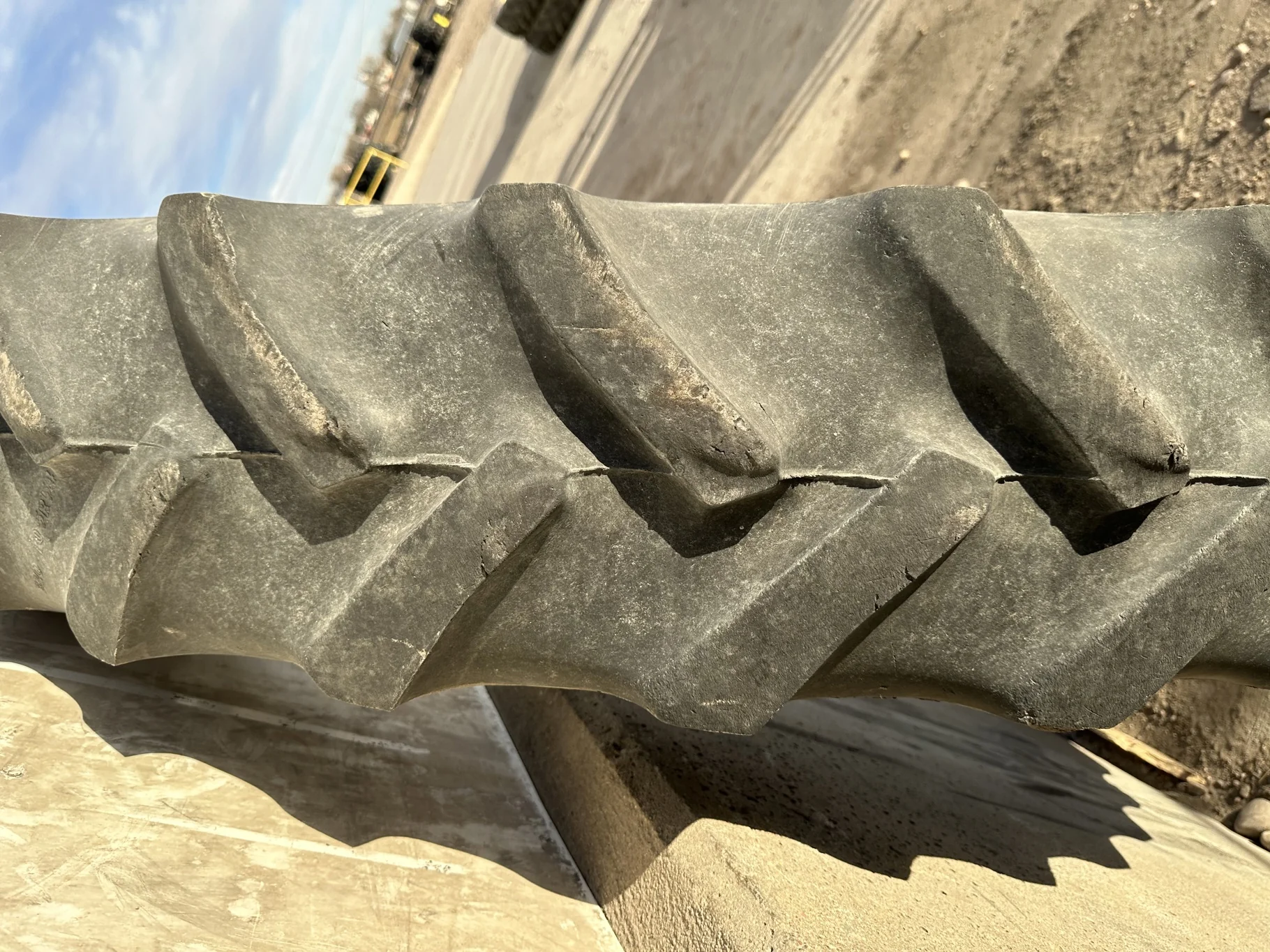 Used 55% 320/105R54 Goodyear Super Traction Radial R-1W (163B) TL  _x000D_
(Cuts in the Sidewall, Lu image 3