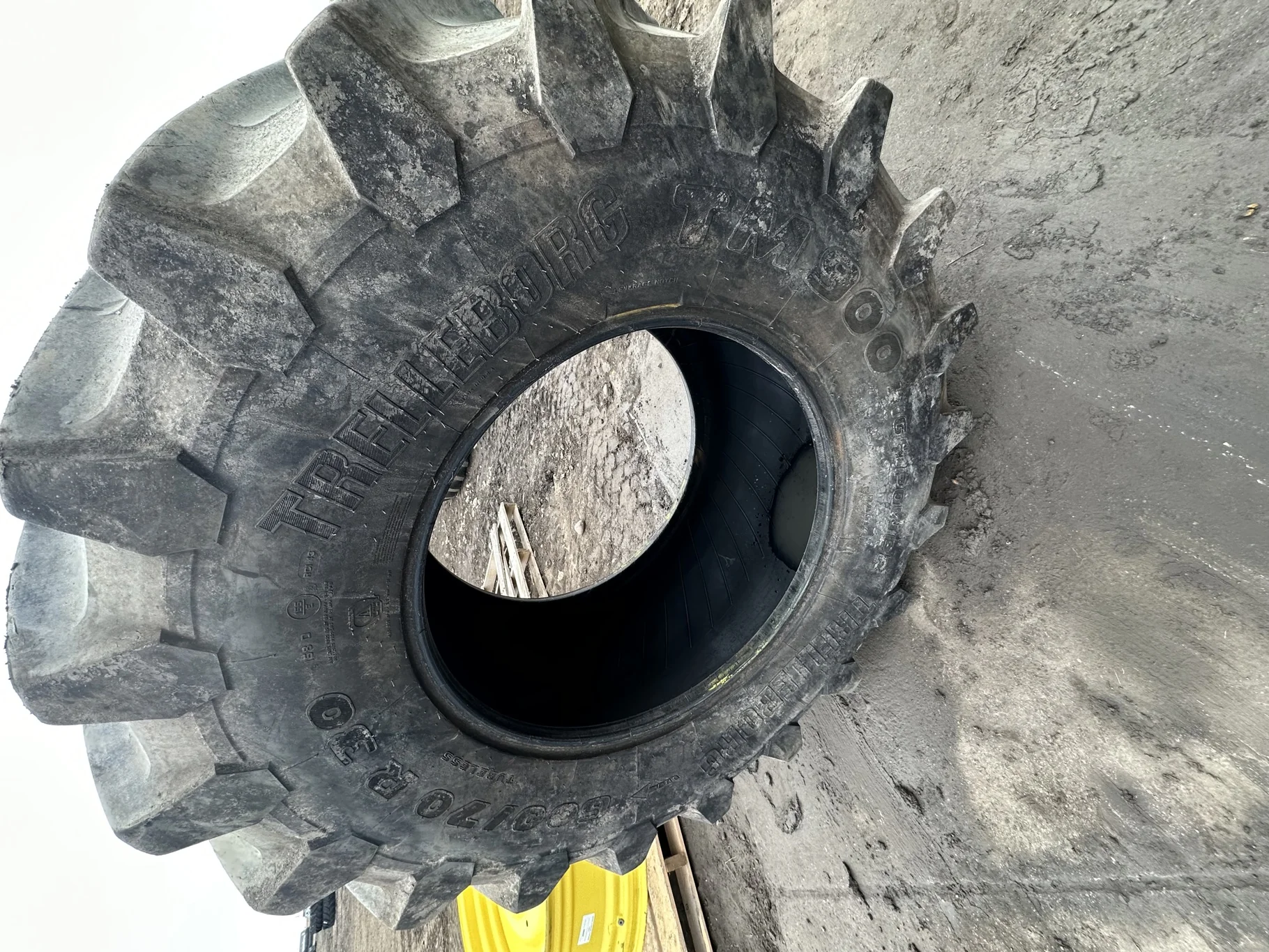 Used 85% 600/70R30 Trelleborg TM900 High Power R-1W 158D TL (lug cuts, cuts between lugs)