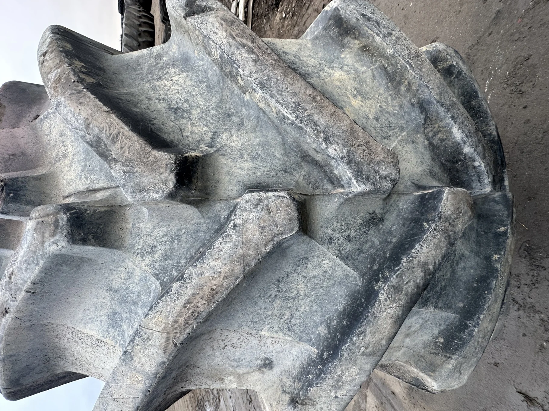 Used 85% 600/70R30 Trelleborg TM900 High Power R-1W 158D TL (lug cuts, cuts between lugs) image 3