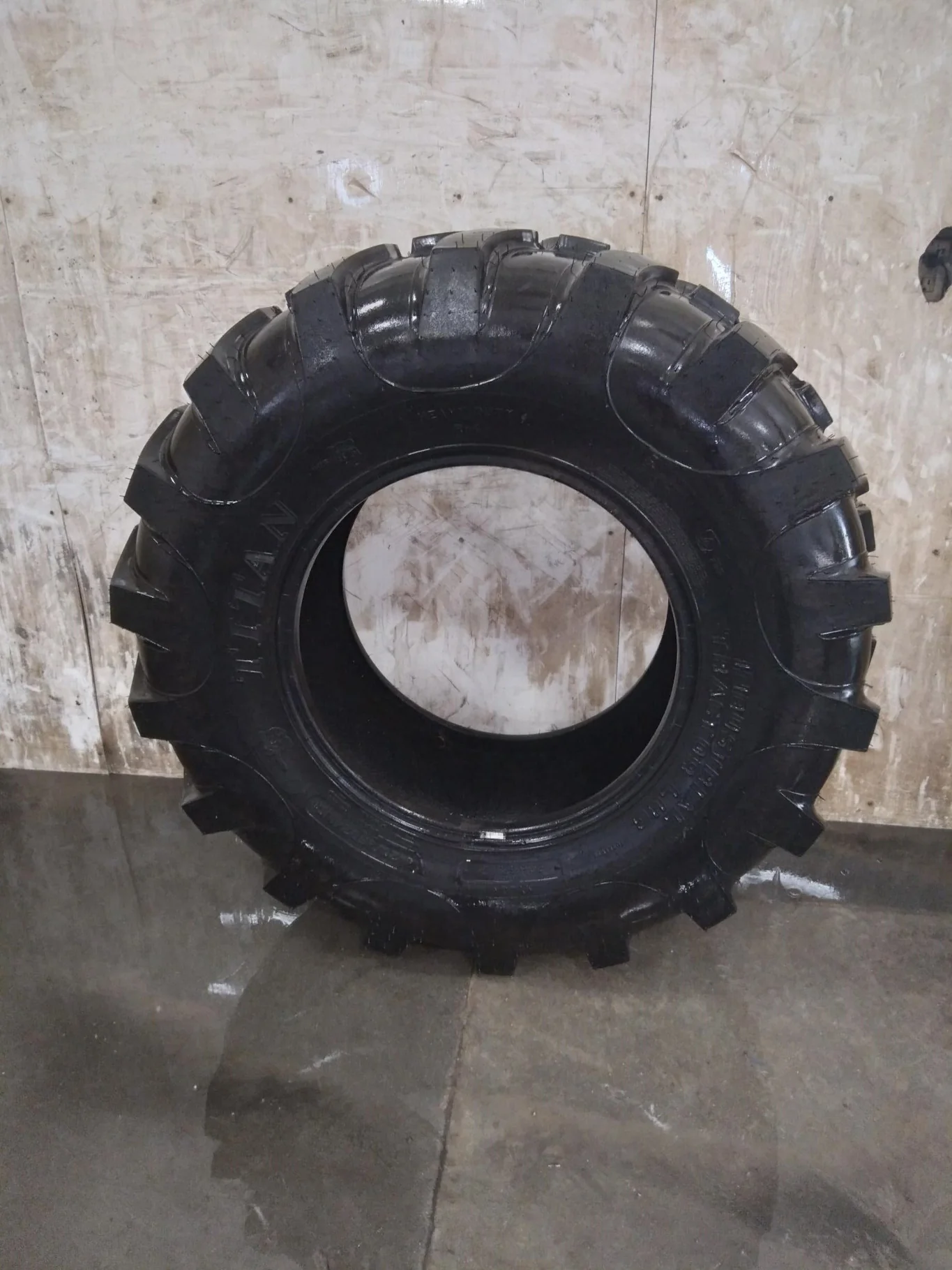 Used 90% 420/85D24 Titan Industrial Tractor Lug R-4 (136A8) - Small lug Cuts, Rubbing on Side wall
